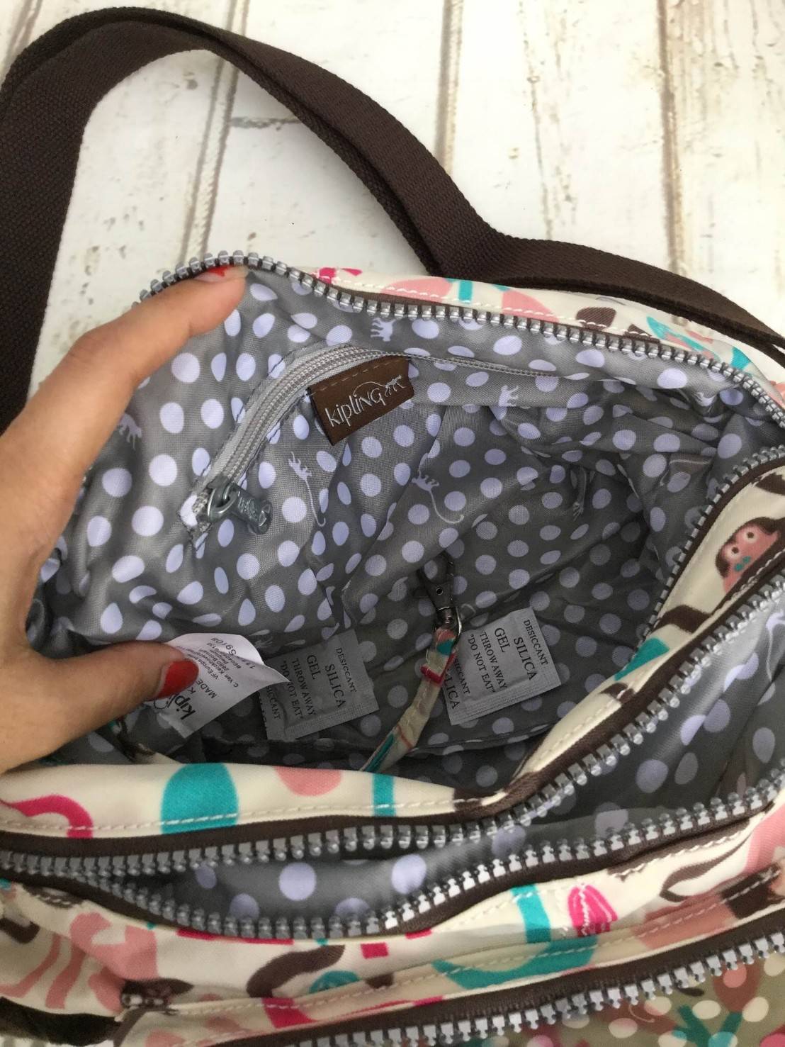 กระเป๋าสะพาย KIPLING รุ่น Reth วัสดุไนล่อนคุณภาพดี มาพร้อมดีไซน์ทันสมัย และสามารถใช้งานได้อย่างดี เข้ากับทุกการแต่งตัว โดดเด่นด้วยพื้นที่ภายในและช่องต่างๆ ที่ให้คุณจัดเก็บของสำคัญได้ครบถ้วน ไม่ว่าจะเป็นมือถือ ปากกา หรือไอเท็มจำเป็นของคุณ สายสามารถปรับและถ