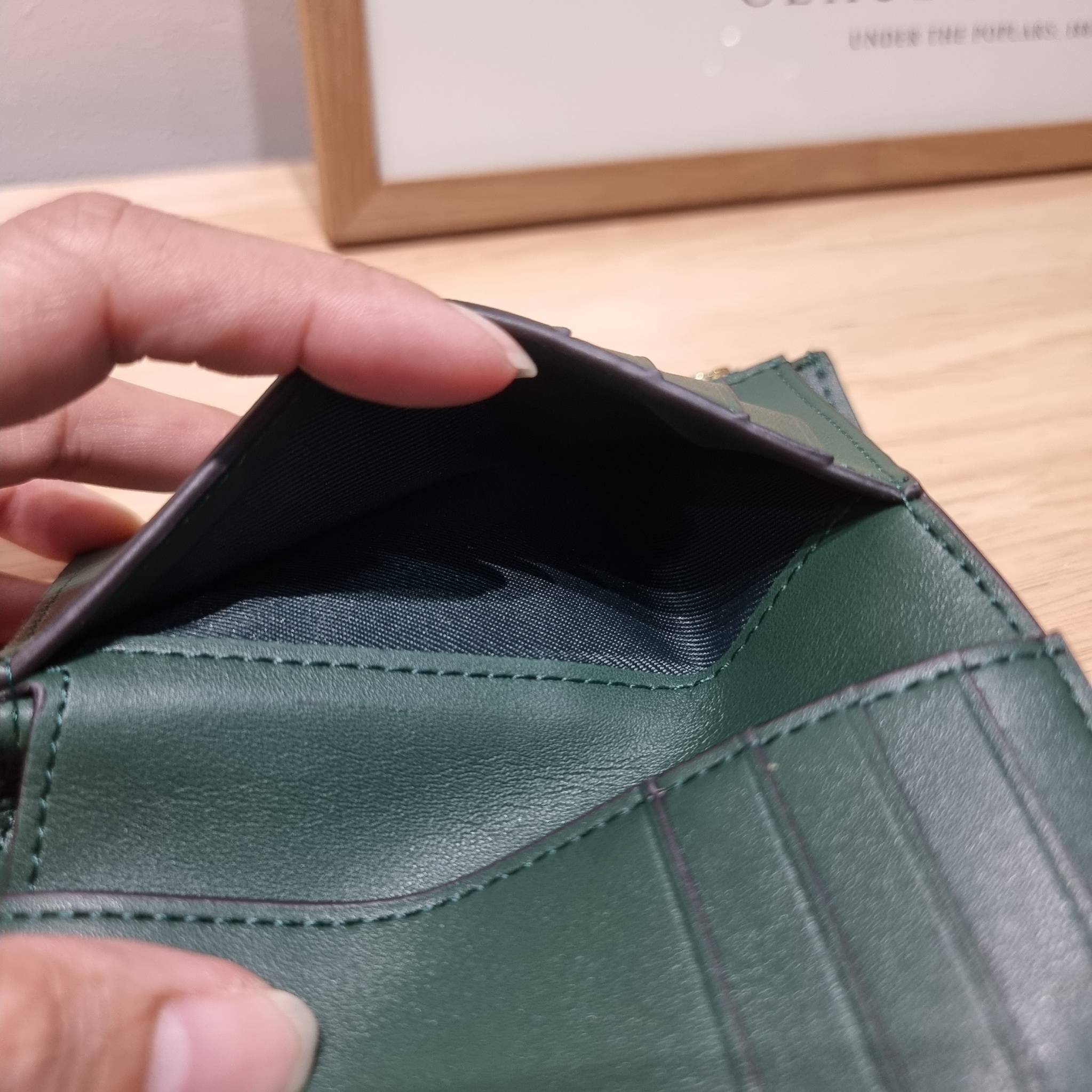 TORY BURCH KIRA MIXED MATERIALS MEDIUM FLAP WALLET กระเป๋าสตางค์ใบกลาง รุ่นยอดนิยม ดูหรูหรา ดูแพง ดีไซน์คลาสสิค ขนาดกำลังพอเหมาะ