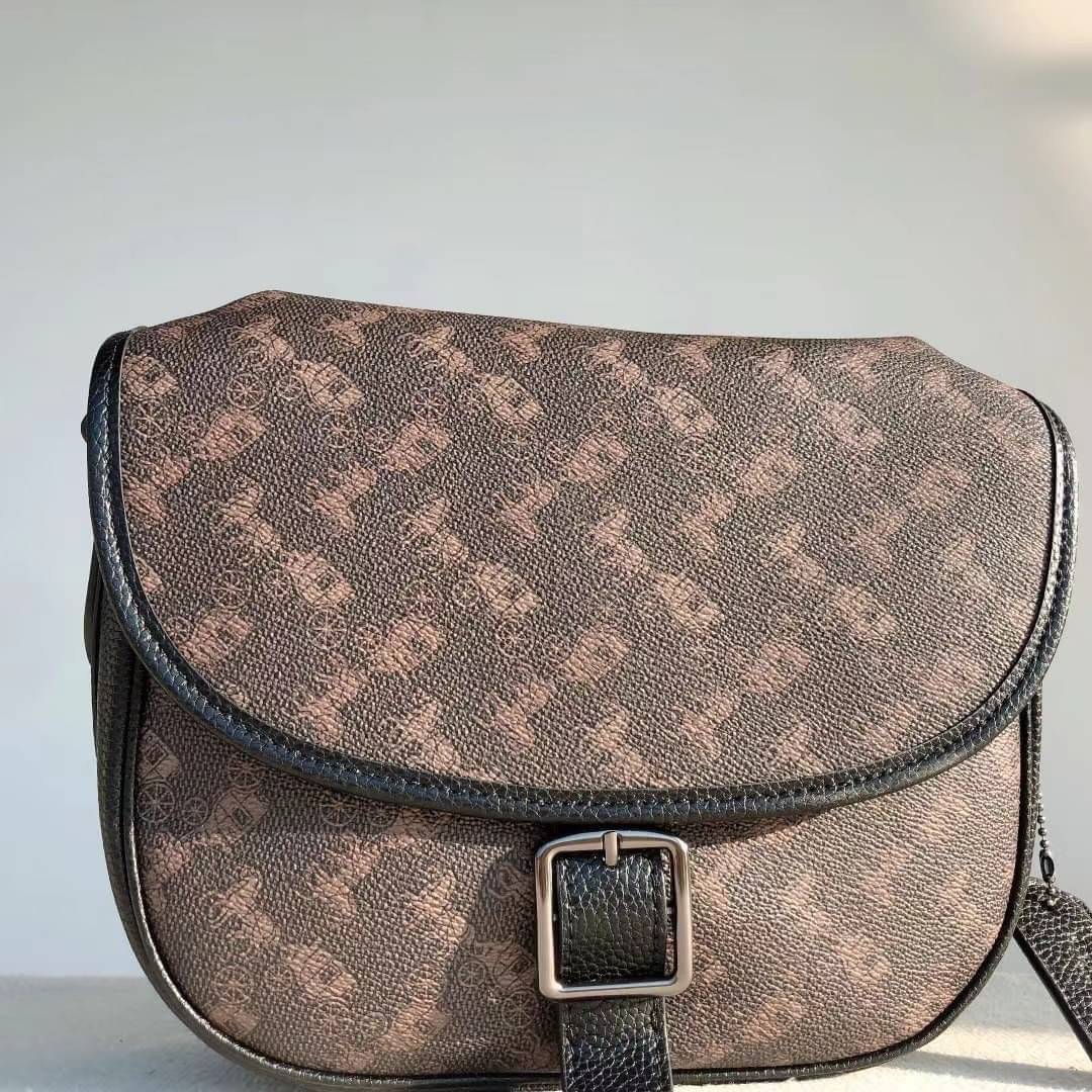 OUTLET 】COACH HITCH CROSSBODY WITH HORSE AND CARRIAGE PRINT พร้อมส่งที่ไทย