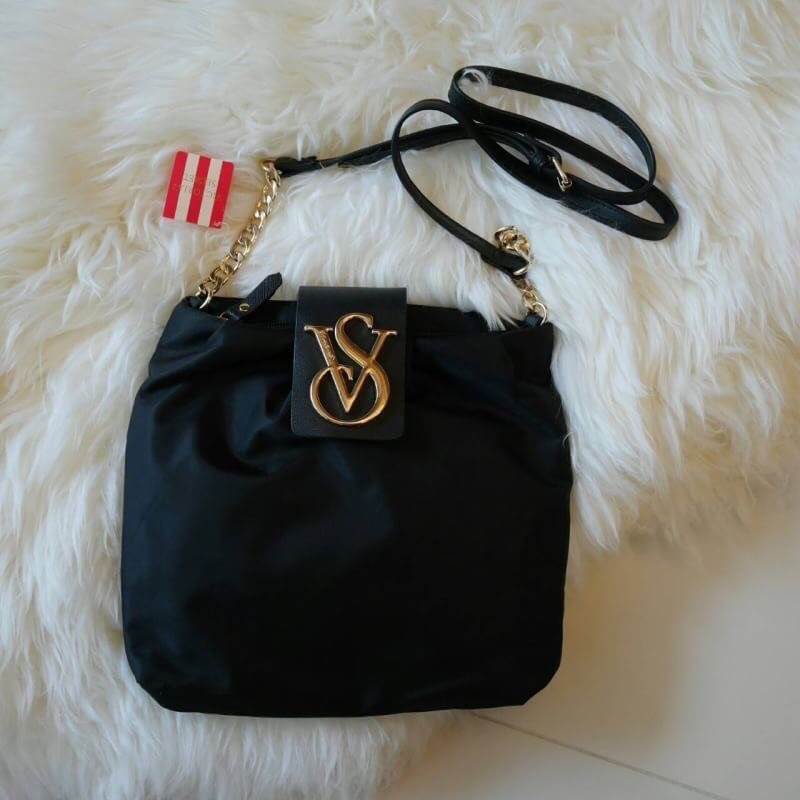 New!! Victoria Secret 2018 nylon crossbody bag กระเป๋าสะพายข้างทรงเก๋ วัสดุ nylon เต็มใบ อะไหล่ทอง กันน้ำได้ เปิดปิดด้วยฝากระดุมจับจีบเล็กน้อย ตกแต่งโลโก้ VS และซิปอีกขั้นคะ ด้านในสวยหรู จุของได้กำลังดี บุผ้าปั้มลายเสือ sexy ลื่นนิ่มมือ สายยาวปรับระดับได้
