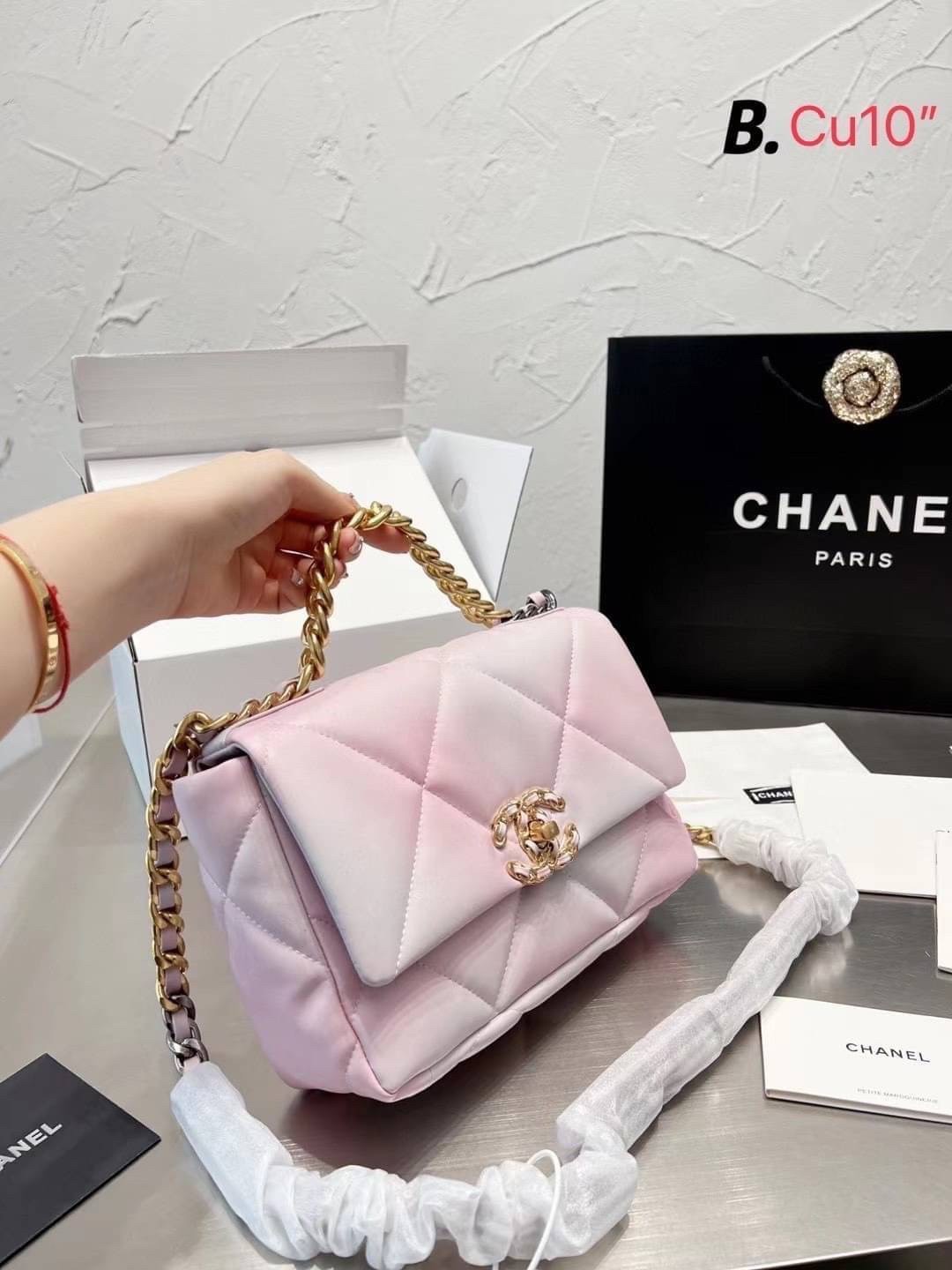 CHANEL 19 FLAP BAG กระเป๋าสะพายทรงคลาสสิค โทนสีหวานละมุน หนังนิ่ม เงาขึ้นรูปสวย ดีไซต์สายสะพายโซ่สองสีสลับหนัง ตกแต่งโลโก้แบรนด์ที่ด้านหน้าอะไหล่สีทอง สวยหรูมาแต่ไกล ด้านหลังมีช่องสำหรับเก็บของหนึ่งช่อง สามารถสะพายออกงานได้หลายโอกาส สวยงามไม่ผิดหวังค่ะ