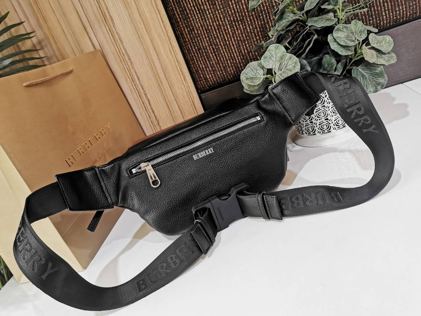 BURBERRY FRAGRANCES WAISTBAG VIP GIFT WITH PURCHASE (GWP) พรีเมี่ยมกิ๊ฟ Limited จากน้ำหอม BURBERRY วัสดุหนังแท้ CalfSkin หนังนิ่มสวยดูดีอยู่ทรงประดับโลโก้แบรนด์ด้านหน้า เปิดปิดด้วยซิปหัวซิปแบรนด์ ขนาดกำลังดี ภายในกว้างและจุค่ะ มีโลโก้ มีช่อง pocket ใช้ใส่