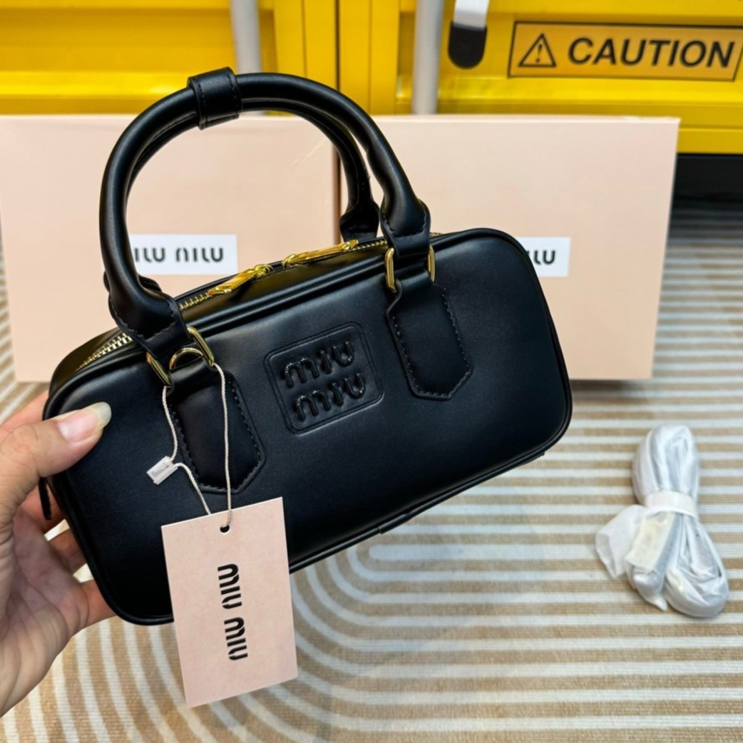 MIU MIU Arcadia leather bag 22cm Regular Size กระเป๋าถือ/สะพายสุดชิคมากในตอนนี้ ดีไซน์เรียบแต่มากมีอยู่จริง สวยดูแพง แมทชุดได้ง่ายสุด มินิมอลมินิใจ หูจับในตัวง่ายและสะดวกพกพา