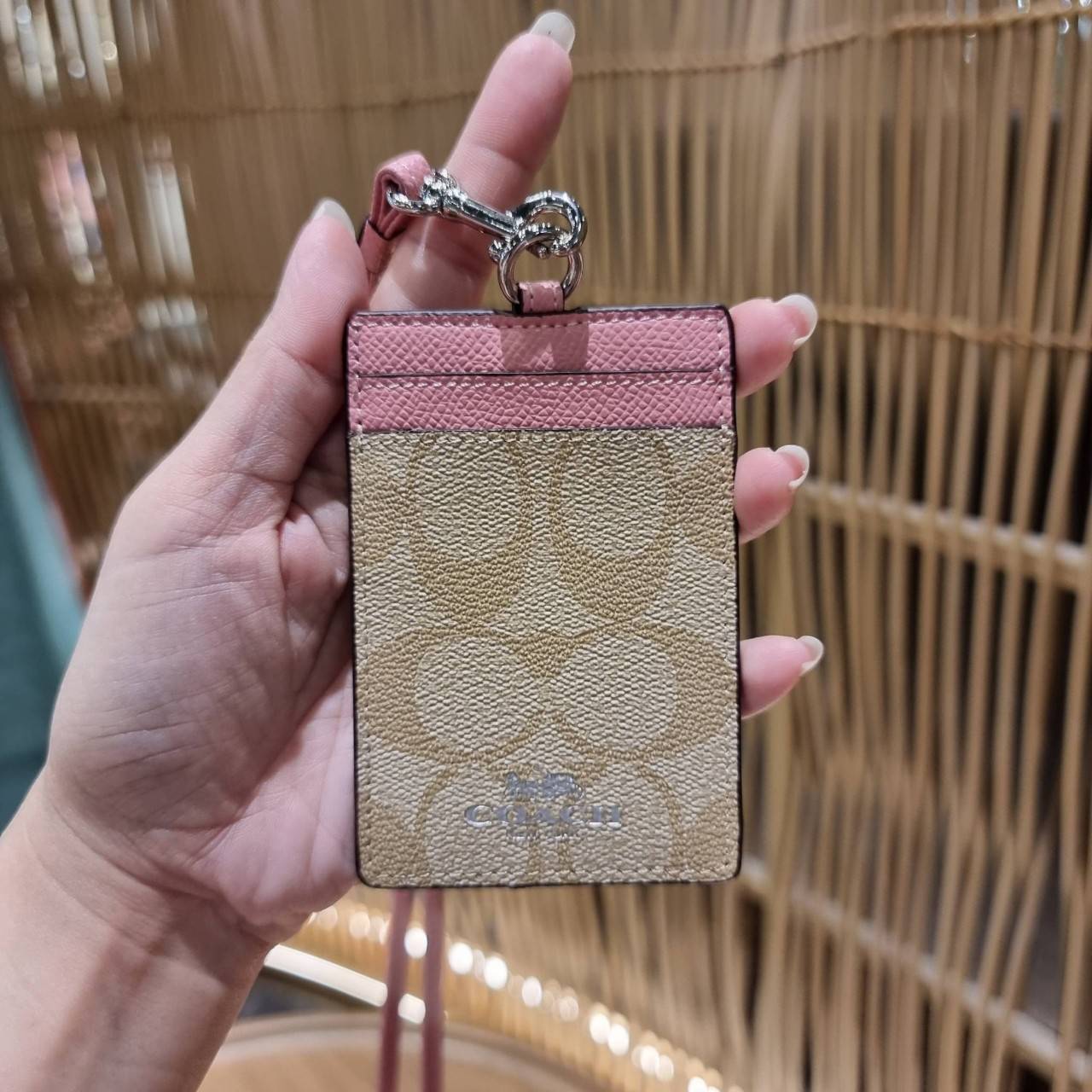 COACH ID LANYARD IN COLORBLOCK SIGNATURE CANVAS ง่ายๆแบบไม่ธรรมดา!! คลาสสิคแต่มีดีเทลโดดเด่น!! กระเป๋าถนอมบัตร พร้อมสายคล้องคอ ดีไซน์ลวดลายสวย ดูดีทุกแบบ ใช้งานง่าย พกพาสะดวก จะใส่บัตรพนักงาน บัตรเครดิต บัตรปชช. ใบขับขี่ และบัตรอื่นๆที่อยากจะใส่!! ตามใจไป