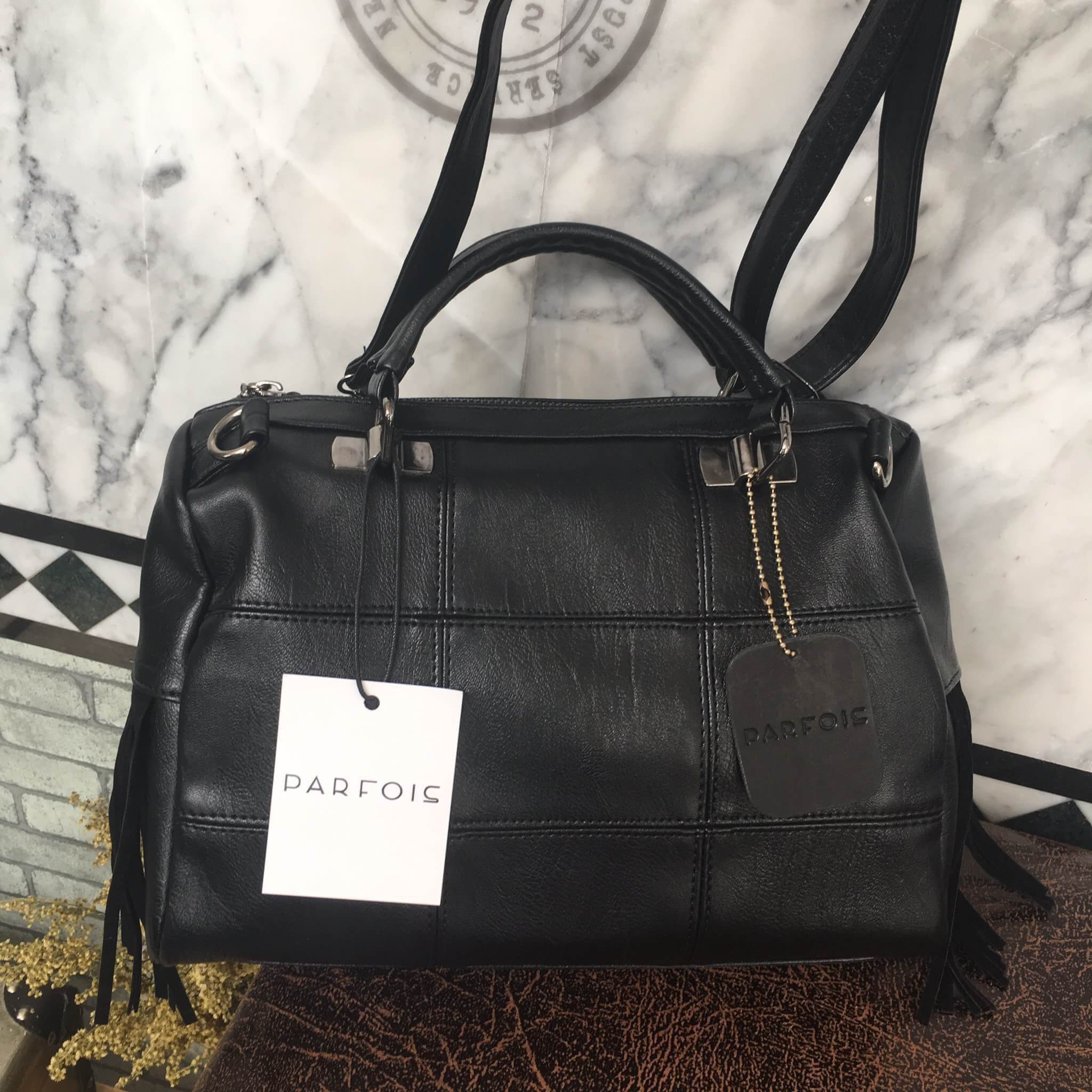 กระเป๋าจากงาน Outlet แท้ 💯จ้า ใหม่ล่าสุด ทรง classic ตลอดกาล จากแบรนด์ PARFOIS ตัวกระเป๋าขนาดกำลังดี หนังเนื้อนิ่ม ลายหนังสวยมากค่า ออกแบบมาเท่มากๆคะ ใบนี้ ด้านข้างประดับด้วย frink หนังกลัลเกร๋มากกกก ด้านหน้าตีลายตาราง มีหูจับ 2 ด้าน **ที่สำคัญ มี