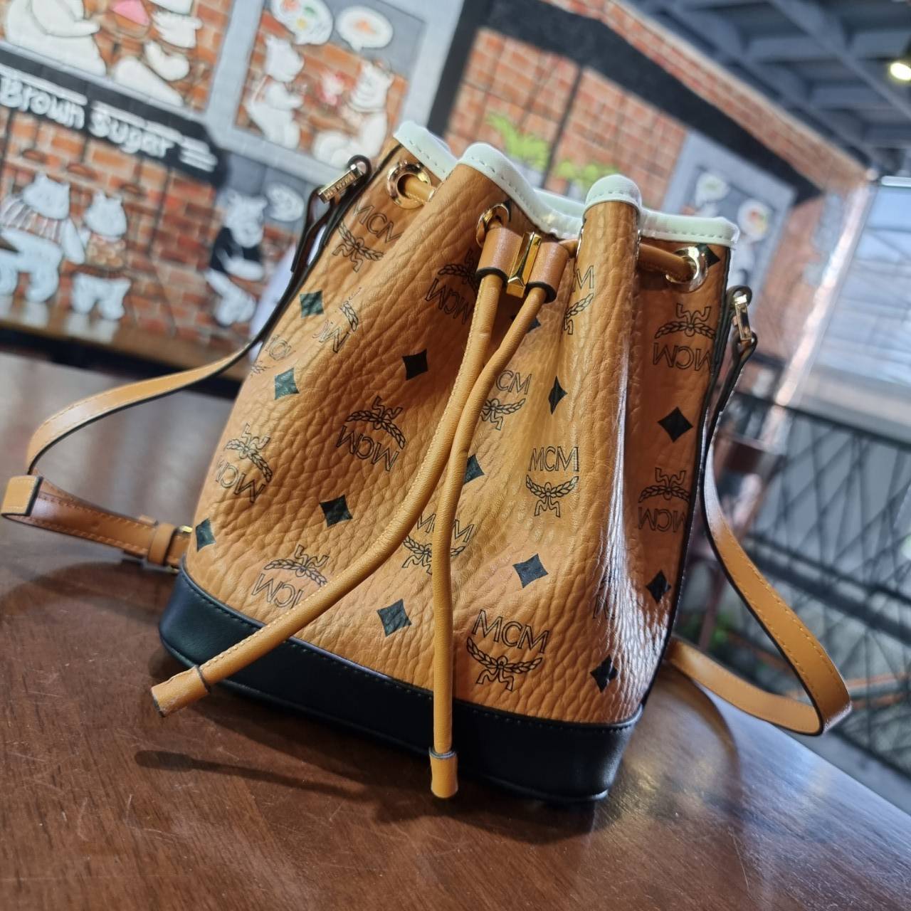 M.C.M ZOO RABBIT DRAWSTRING BAG IN VISETOS LEATHER MIX คอลเลคชั่นซูมาใหม่ ฮิตหนักมากที่เกาหลีและญี่ปุ่น ไอเท็มสุดคิ้วท์ น้องกระะต่ายโดดเด่น กระเป๋าสะพายทรง bucket ไซส์เล็กขนาดน่ารักน่าใช้ แฟชั่นสไตล์มากใบนี้ ดีไซน์น้องกระต่ายแอบในกระเป๋า และสามารถนำออกมาห