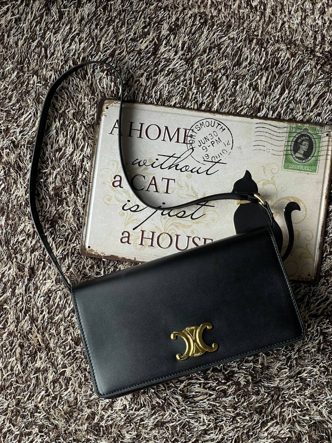 CELINE TRAPEZE TRIOMPHE BAG ดีไซน์เรียบหรู Timeless โดดเด่นมีเอกลักษณ์ ใช้ได้หลายโอกาส แมทช์กับการแต่งตัวง่าย จึงครองใจสาว ๆ ได้ไม่ยาก โดยเป็นกระเป๋าสะพายไหล่ที่อัดแน่นด้วยกลิ่นอายความคลาสสิกและหรูหราตามแบบฉบับของ Celine ด้านหน้าตกแต่งด้วยโลโก้สีทองโดดเด่