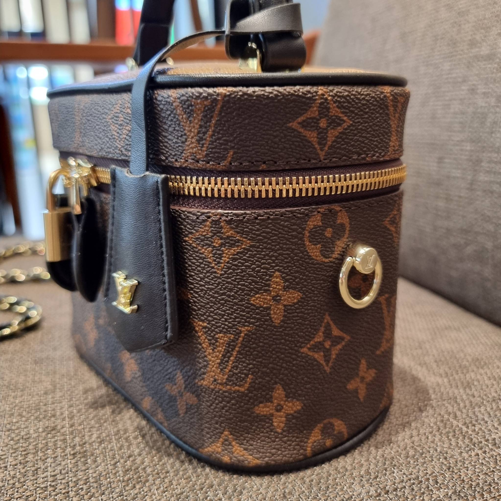 LV EXCLUSIVE VIP COSMETICS GIFT BOX กระเป๋าถือ/สะพาย สวยอยู่ทรง มาพร้อม box set สุดหรู adapt ใช้เป็นกระเป๋าเก็บเครื่องสำอางค์ ถือเชิดๆ หรือสะพายเลิศๆ ไปเที่ยว ไปไหนๆก็ดูแพง!! สวยจริงจัง!! พิเศษ!! มาพร้อมแม่กุญแจล็อคครบชุด และพวงหนังห้อย คุ้มมากๆแม๊!! ทุกด