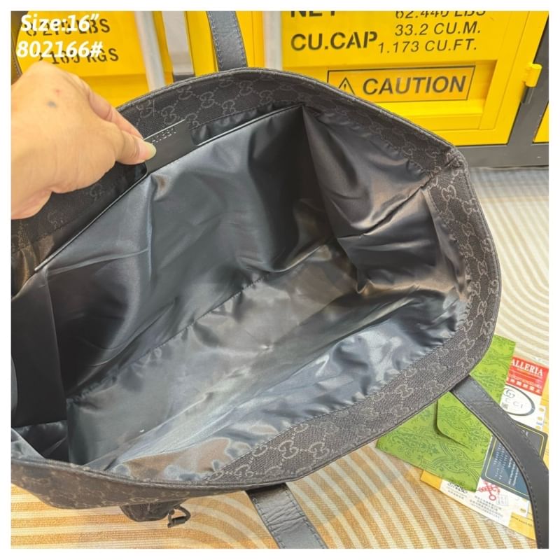 GUCCI Large GG tote bag กระเป๋าสะพายทรงโท้ทใบใหญ่จุใจ ไอเท็มซิกเนเจอร์ชคอลใหม่ ต้อนรับ Fall Winter ใช้ได้ทั้งชายหญิง ด้วยกลิ่นอายสไตล์สปอร์ต
