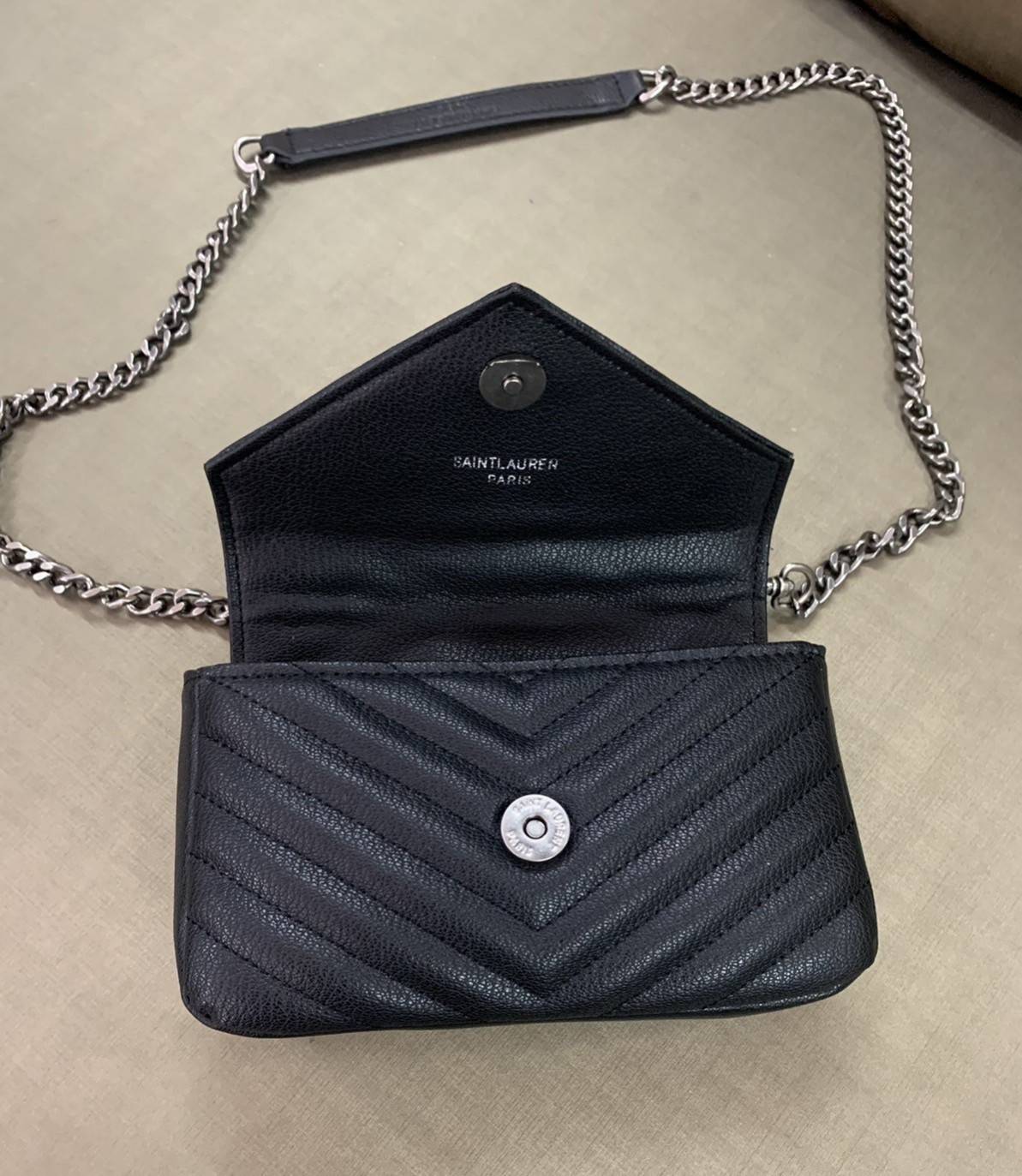 VIP 】SAINT LAURENT CLASSIC BABY COLLEGE MONOGRAM CHAIN BAG IN BLACK MATELASSE LEATHER VIP GIFT WITH PURCHASE (GWP) พรีเมี่ยมกิ้ฟ Limited Edition จาก YSL DUTY FREE COUNTER กระเป๋าสะพายรูปทรงน่ารัก ดีไซต์มาใหม่สำหรับสาวก SAINT LAURENT มีหูจับเกร๋ๆ ที่ด้านบน