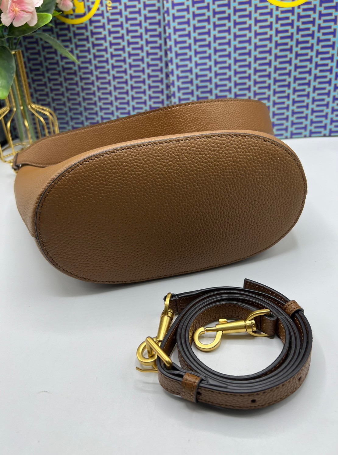 Tory Burch McGraw Bucket bag / Tory Burch Mcgraw Double T Logo Plaque Bucket Bag พร้อมส่ง 4 สี กระเป๋าสะพายหรือถือคล้องแขนทรงถัง จุของได้เยอะใบนี้ตอบโจทย์ได้ดีมาก โทนสีเรียบง่าย แฝงไปด้วยความดูดี สุขุมและเป็นผู้ใหญ่
