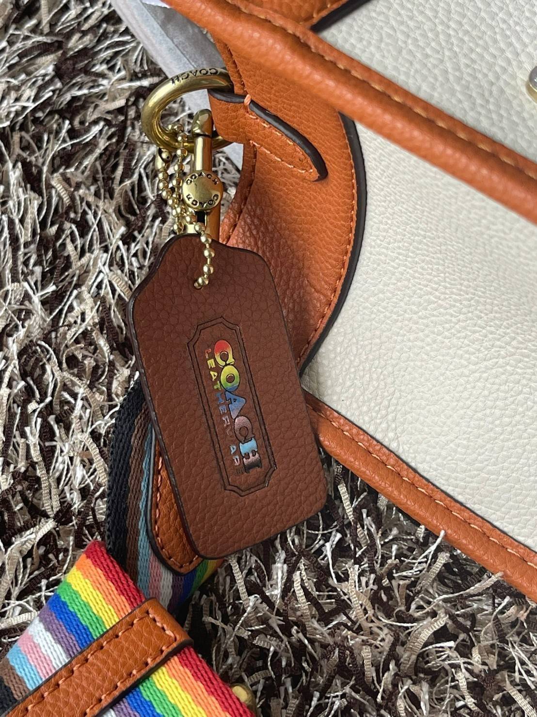 COACH FIELD TOTE 22 WITH PATCHES CA138 ส่วนหนึ่งจาก Coach Pride Collection ซึ่งเป็นการเฉลิมฉลองความเท่าเทียม ความหลากหลาย และการแสดงออกถึงตัวตนที่แท้จริงภายในชุมชน LGBTQIA+ ในเดือนนี้และทุกเดือน ตั้งแต่วันธรรมดาที่วุ่นวายไปจนถึงวันหยุดสุดสัปดาห์ที่เต็มไปด