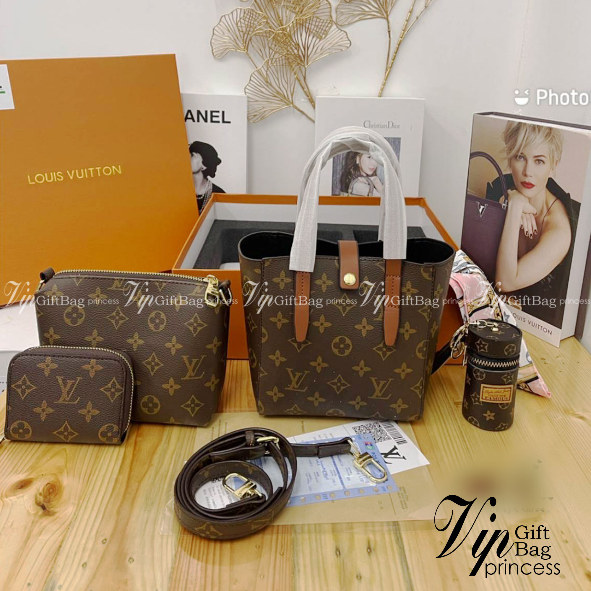 LV MINI TOTE BAG box set 5 in 1 จัดเลยค่า ชุดกระเป๋าเซ็ท4ใบ จัดเป็นพร้อมกล่องผ้าพันสวยหรูให้เป็นของขวัญคนรับถูกใจแน่นอนจ้า ทรงสวยใช้งานง่าย มีราคาดีมากค่า ขนาดกำลังดีเลยค่า ถือก็หรู สะพายก็เริสค่า box set ชวนสะสม