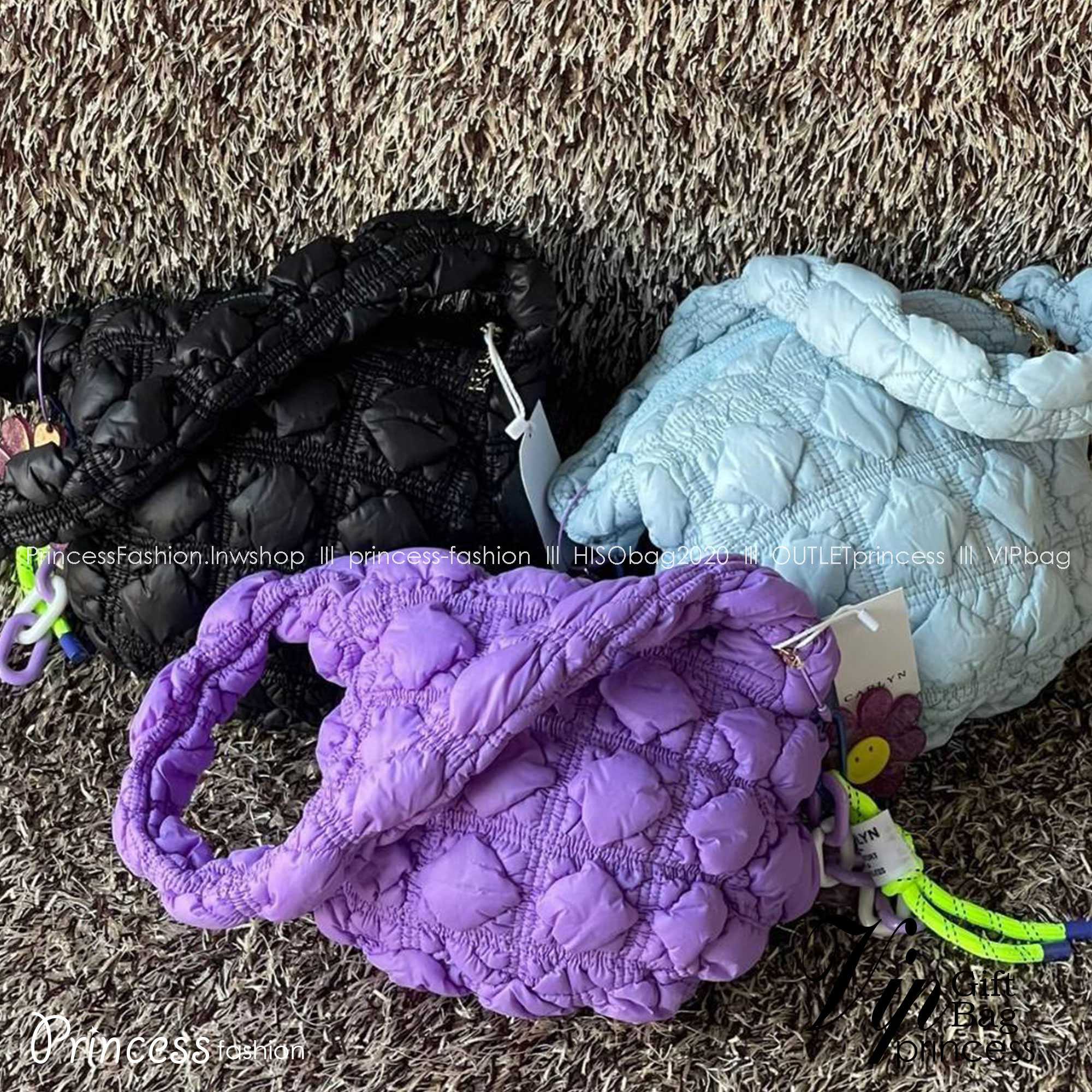 Carlyn Quilted Soft M Bag กระเป๋าสุดฮอตจากประเทศเกาหลี มีทรงที่กำลังพอดี ไม่เล็กหรือใหญ่เกินไป เลยสามารถใช้ในชีวิตประจำวันได้ง่าย ตัวกระเป๋านุ่มบุเหมือนผ้านวม น้ำหนักเบา