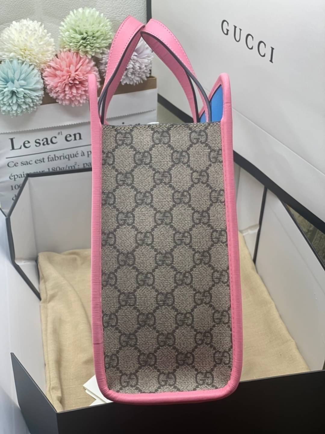 Ori GUCCI Children's tote bag GG kids ที่สุดของความน่ารัก ลิมิเต็ดแบบไม่มีเอาท์ สาวๆสายหวานไม่ควรพลาดด้วยประการทั้งปวงเลยค่าา หนังแท้เกรดดีที่สุด พิมพ์ลายแบรนด์รอบใบเทคเจอร์สวยอยู่ทรง ภายในมีโลโก้กว้างและจุสุดๆใส่สัมภาระได้เยอะ ภาพถ่ายจ