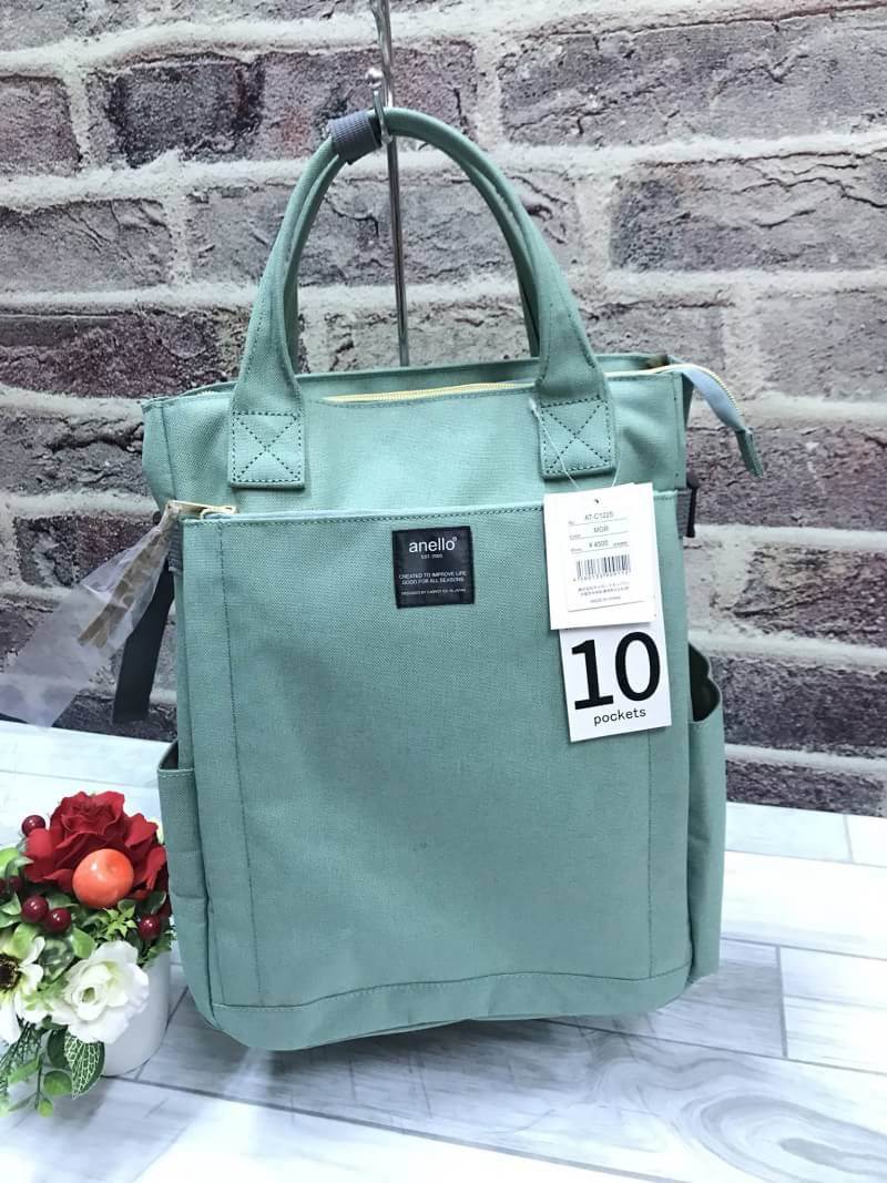 ของแท้ Anello polyester canvas 10 pocket Rucksack คอลเลคชั่นใหม่ล่าสุด!! เป้รุ่นใหม่ชนช้อป ดีไซน์เก๋ เป็นได้ทั้งสไตล์toteโดยการเก็บสายสะพายเป้เข้าช่องซิปที่ด้านหลัง และเป็นสไตล์เป้rucksackได้ มีช่องเล็กช่องน้อยรอบตัวกระเป๋า เปิดปิดด้วยซิปเดียวด้านบน ตัวกร