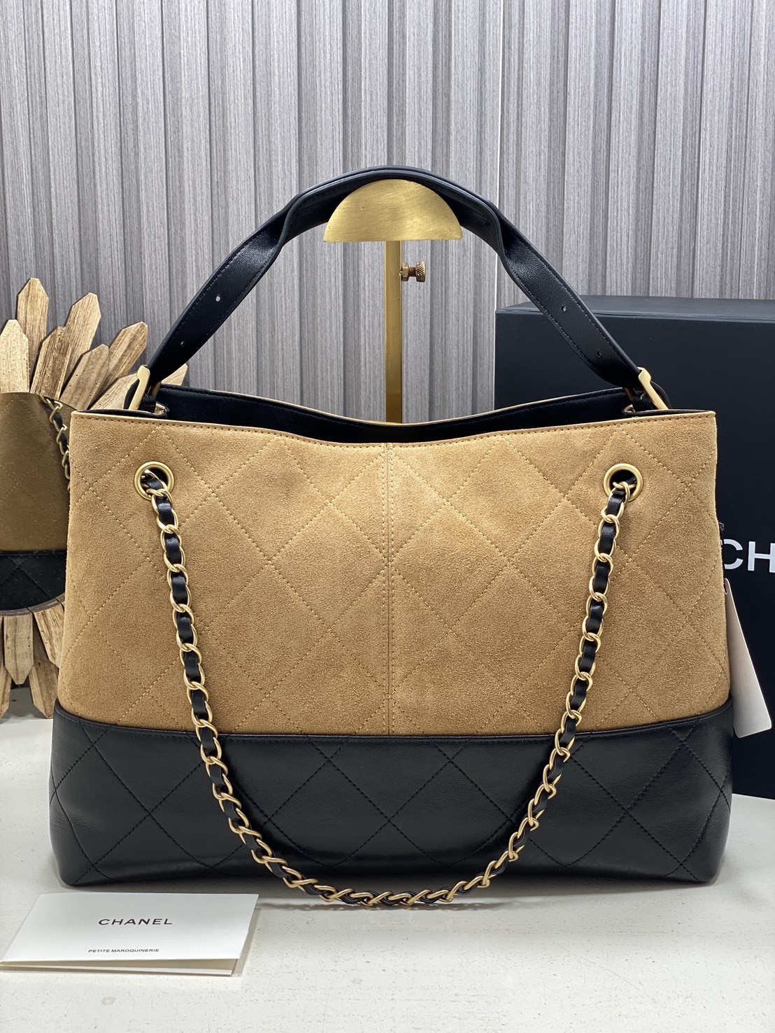 ORI หนังแท้ | CHANEL Shopping Bag 25A Suede Bag กระเป๋าสะพายทรงโท้ท ดีไซน์ใหม่หนังกำมะหยี่โทนน้ำตาล ใช้งานง่าย สวยหรูดูแพง ฐานหนังแท้สีดำตัดอย่างลงตัว