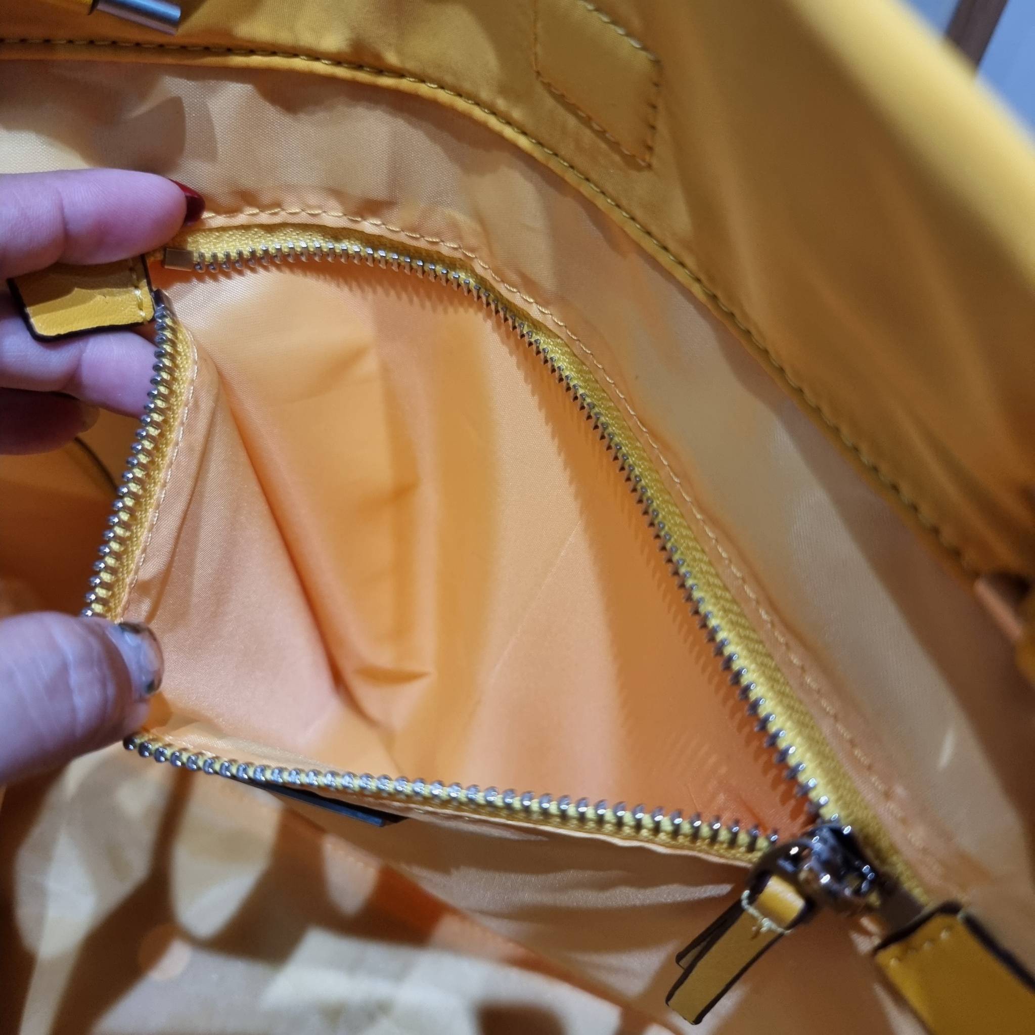 TORY BURCH Ella Chain Tote Bag / TORY TOTE NYLON BAG พร้อมส่ง 4 สี กระเป๋าสะพายทรงโท้ทใบใหญ่ จุของไปเลยแน่นๆ รูปทรงคลาสสิคชวนใช้ โดดเด่นด้วย patch โลโก้ แนะนำรีบสั่งใช้ไปสวยก่อนใครได้เลยน้า