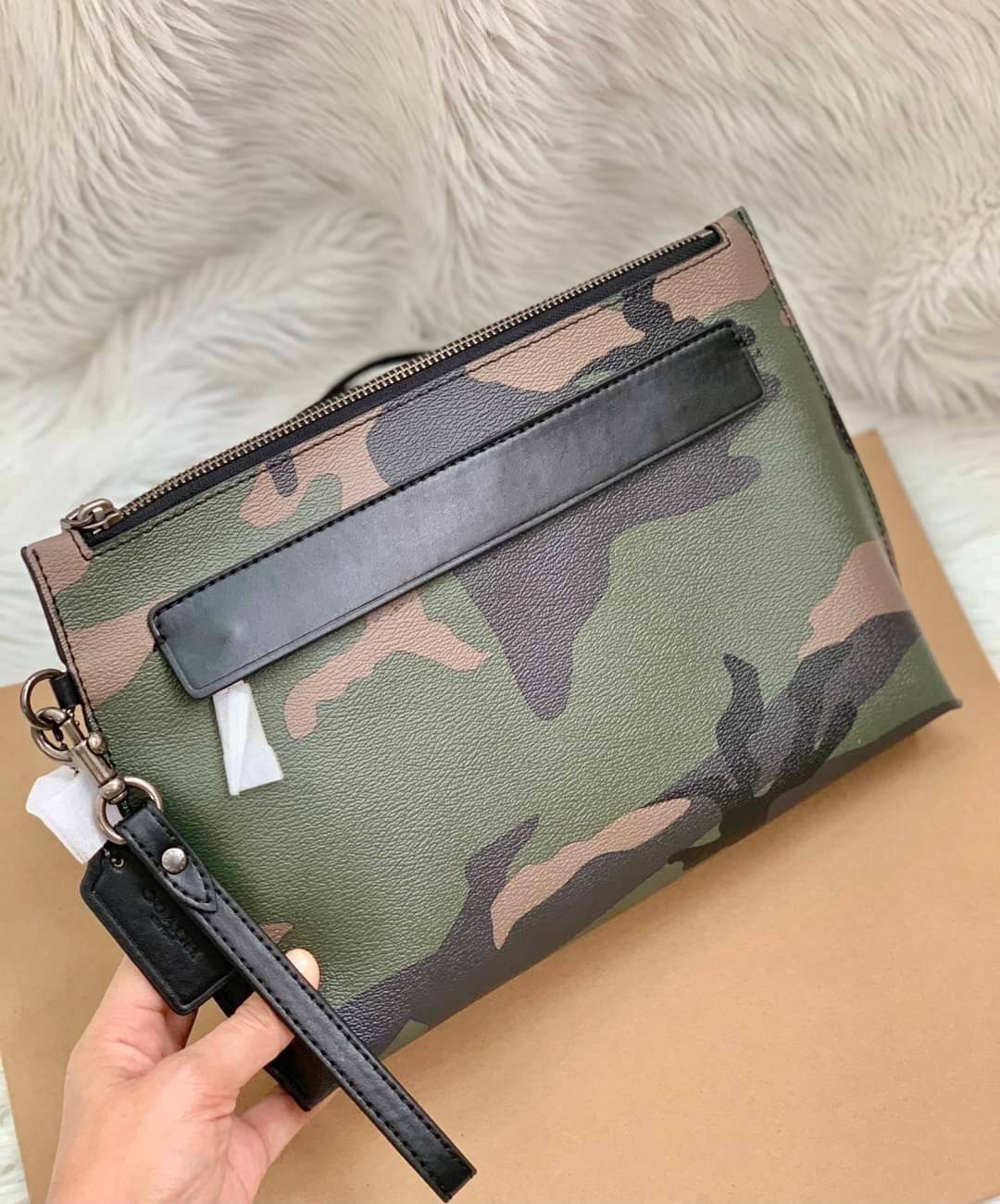 COACH CARRYALL POUCH WITH CAMO PRINT ((29127)) พร้อมส่งค่ะ! กระเป๋าคล้องมือแบบคลัท หนังแท้ หนังนิ่มลายทหารสวยค่ะ;สารมารถใส่ i pad;Tablet (บางรุ่น) ได้ค่ะ; มีช่องเล็กใส่ของจุกจิกสิงช่อง;ซิปซ่อนด้านหน้าหนึ่งช่อง พร้อมสายคล้องมือถอดออกได้หนึ่งสาย