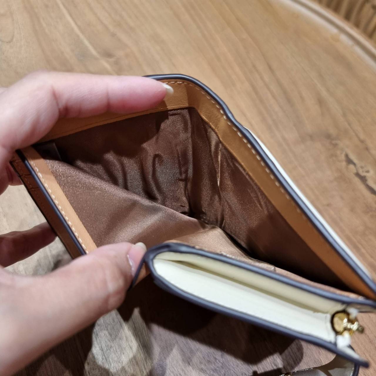 COACH C3454 MEDIUM CORNER ZIP WALLET ความหรูที่ซื้อได้!! กระเป๋าสตางค์ดีไซน์ใหม่ล่าสุด ออกแบบมาหรูดูดี ดีเทลลูกเล่นบุหนัง nappa นิ่มขึ้นเงาสวยมากๆ เปิด-ปิดใช้งานง่าย มีช่องซิปแยก มีช่องใส่บัตร ใส่ธนบัตรได้ทุกชนิด สะดวกใช้จริงๆใบนี้ สาวๆได้ไปใช้แล้วไม่อยาก