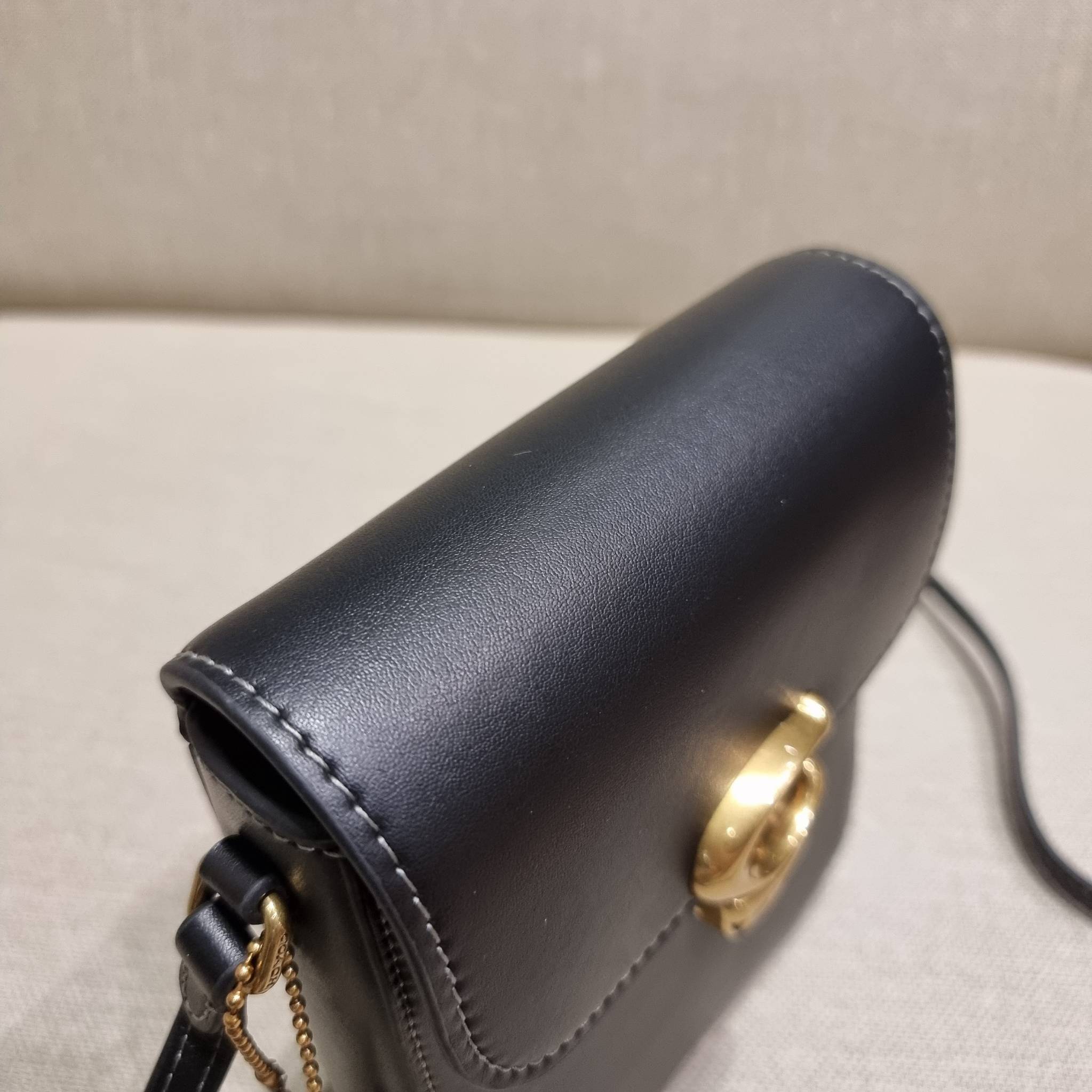 COACH CA057 TALL STUDIO CROSSBODY กระเป๋าสะพายข้างไซส์มินิ ดีไซน์ลูกคุณหนู น่ารักที่สุด!! น่าใช้ไม่อยากวาง!! ดีไซน์รูปทรงกำลังสวย ใช้งานสะดวกด้วยตัวกดเลื่อนล็อค วัสดุหนังแท้ สวยคม มาพร้อมสายสะพายข้างในตัว ใส่ของสำคัญแบบพกพาสะดวก ดีต่อใจจริงๆใบนี้ แนะนำไม่