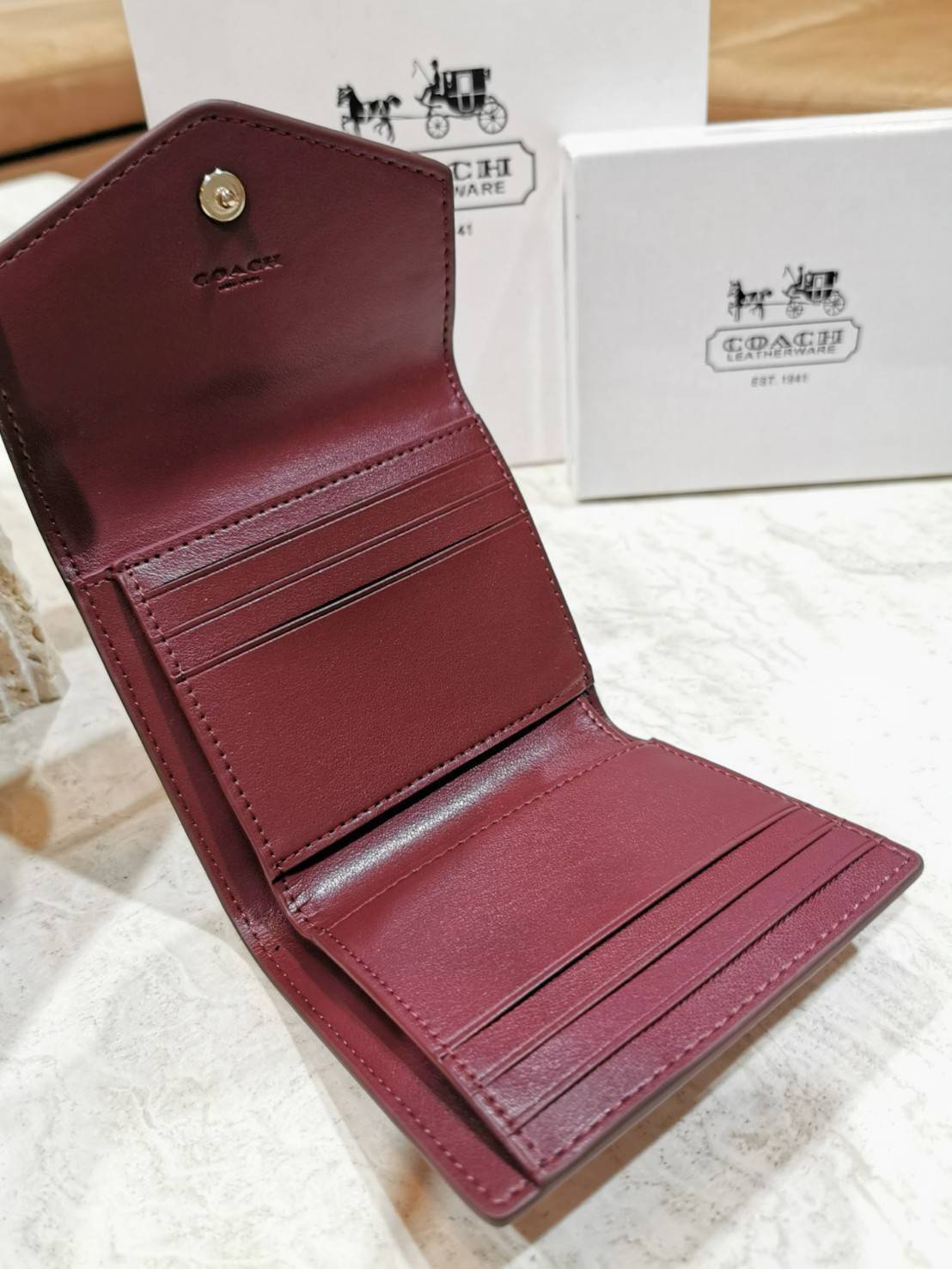 COACH FACTORY SHORT WALLET กระเป๋าสตางค์รุ่นใหม่ล่าสุดจาก Coach Factory Outlet ขนาดกำลังดี พกพาสะดวก ดีไซน์สวยน่าใช้ วัสดุหนังแท้เปิดปิดด้วยฝาปิด Envelop กระดุมด้านหน้ามีโลโก้แบรนด์ด้านหลังมีช่องซิปใส่เหรียญ หัวซิปแบรนด์ ภายในมีช่องใส่ธนบัตรใส่แบงก์พันได้