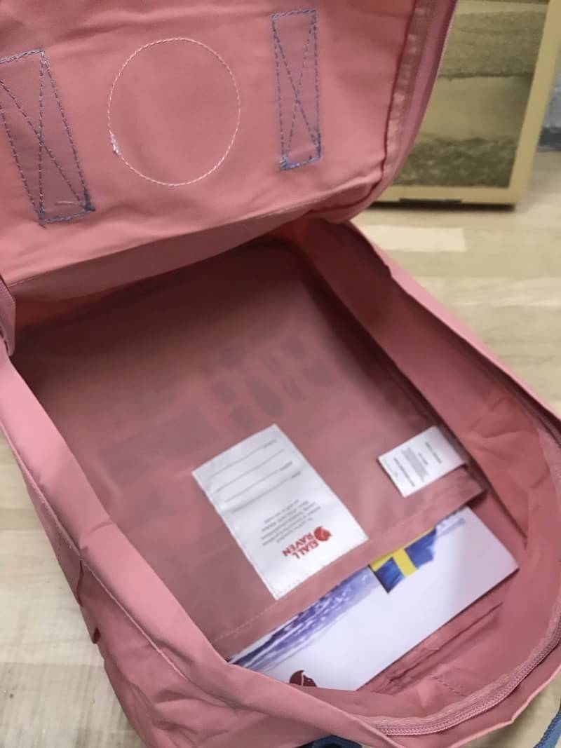 Kanken backpack รุ่น Classic แบรนด์ดังจากสวีเดนที่นิยมกันมากในหมู่วัยรุ่น กระเป๋าเป้ที่มีน้ำหนักเบา แต่มีความทนทาน และช่องว่างต่างๆมากขึ้น มีซิปหน้าสำหรับใส่ของกระจุกกระจิก และหูหิ้วทั้งด้านหน้าและด้านหลัง สำหรับการหิ้วถือได้สะดวก ใส่มินิไอแพค กระเป๋าสตาง