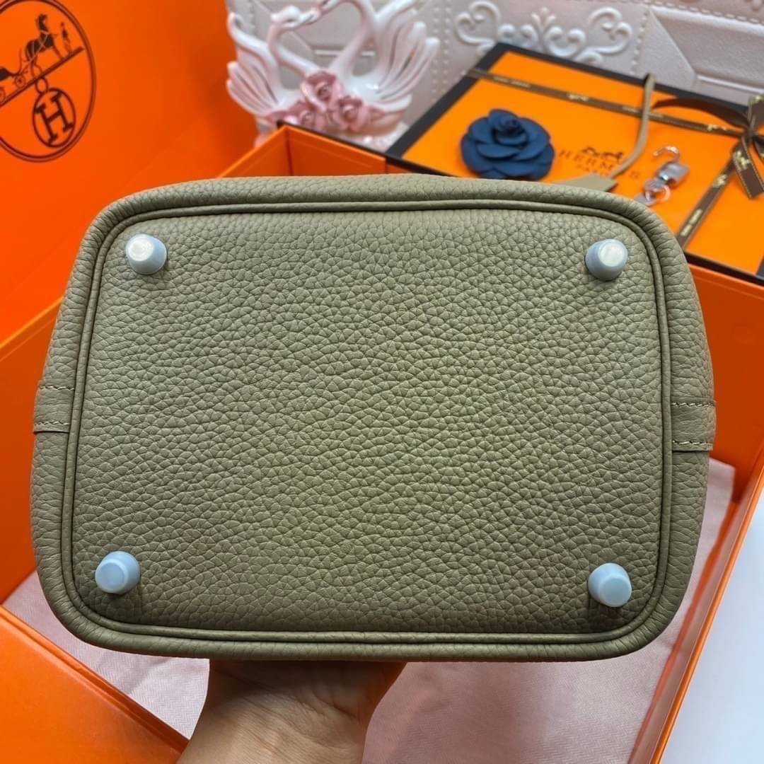 หนังแท้ Hermes Picotin Lock 18 bag กระเป๋าถือแบรนด์หรูระดับโลก งานเกรดออรินอล หนังแท้ทั้งใบ หนังมีลายทอริลลอนคล้ายของจริง มาพร้อมตัวล็อคเคลลี่ Kelly lock รูปทรงเรียบแต่หรู ใช้งานได้ทุกโอกาส ถือง่าย ใช้งานง่าย ภายในโล่งกว้าง ภาพสินค้าถ่ายจากงานขายจริง ใช้ง