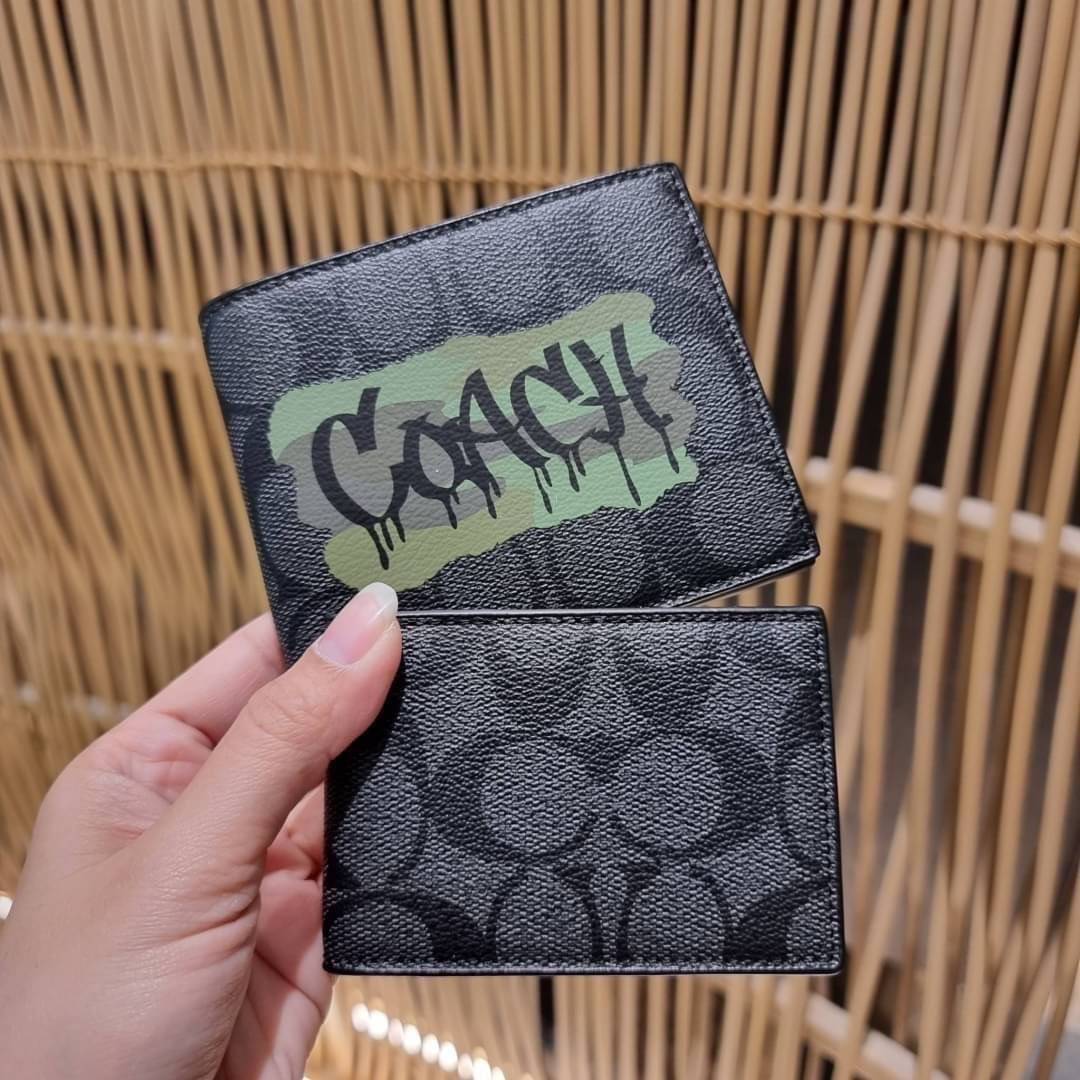 COACH DOUBLE BILLFOLD WALLET IN SIGNATURE CANVAS WITH WOLF MOTIF F31522 WITH GRAFFITI F37333 น้องชายสุดหล่อมาแล้ววว!! 😎 กระเป๋าสตางค์ใบสั้น เอาใจหนุ่มๆ ดีไซน์รูปหมาป่า สุดเท่ ด้านในกระเป๋าเป็นหนังแท้ มีช่องใส่บัตรเยอะ ใส่ธนบัตรได้ทุกชนิด และมี kee