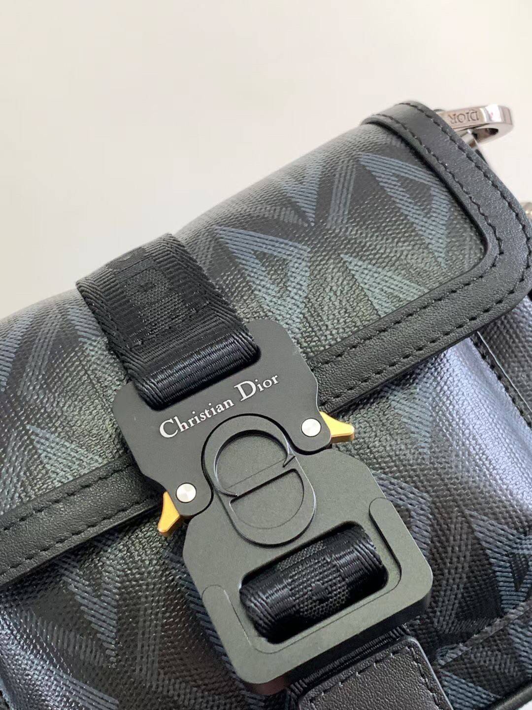 MINI DIOR HIT THE ROAD BAG / Dior Mini Messenger Bag / CD Diamond Messenger Bag ท็อปออริสลับแท้ เกรดดีสุด พร้อมส่ง กระเป๋าสะพาย รุ่นใหม่ล่าสุดคอล Summer 2023 ที่หนุ่มๆไม่ควรพลาด สวยหรูหราเป็นเอกลักษณ์แบรนด์