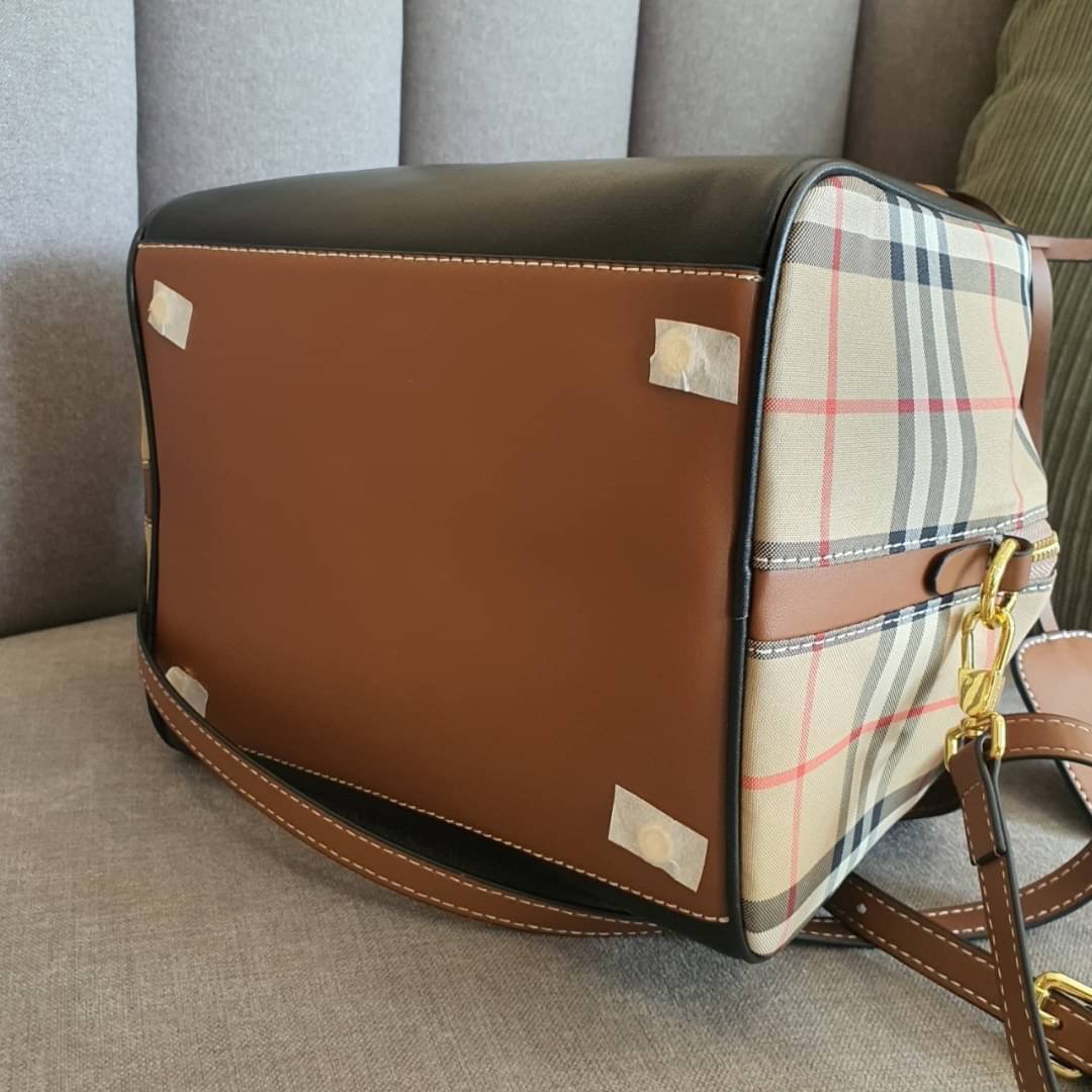 Burberry Cube Shoulder Bag Black / Burberry Vintage Checked Cube Bag / WOMAN BURBERRY HANDBAGS กระเป๋าถือ กระเป๋าสะพายครอสบอดี้ วัสดุหนังสีดำตัดด้วยผ้าลายซิกเนเจอร์แบรนด์