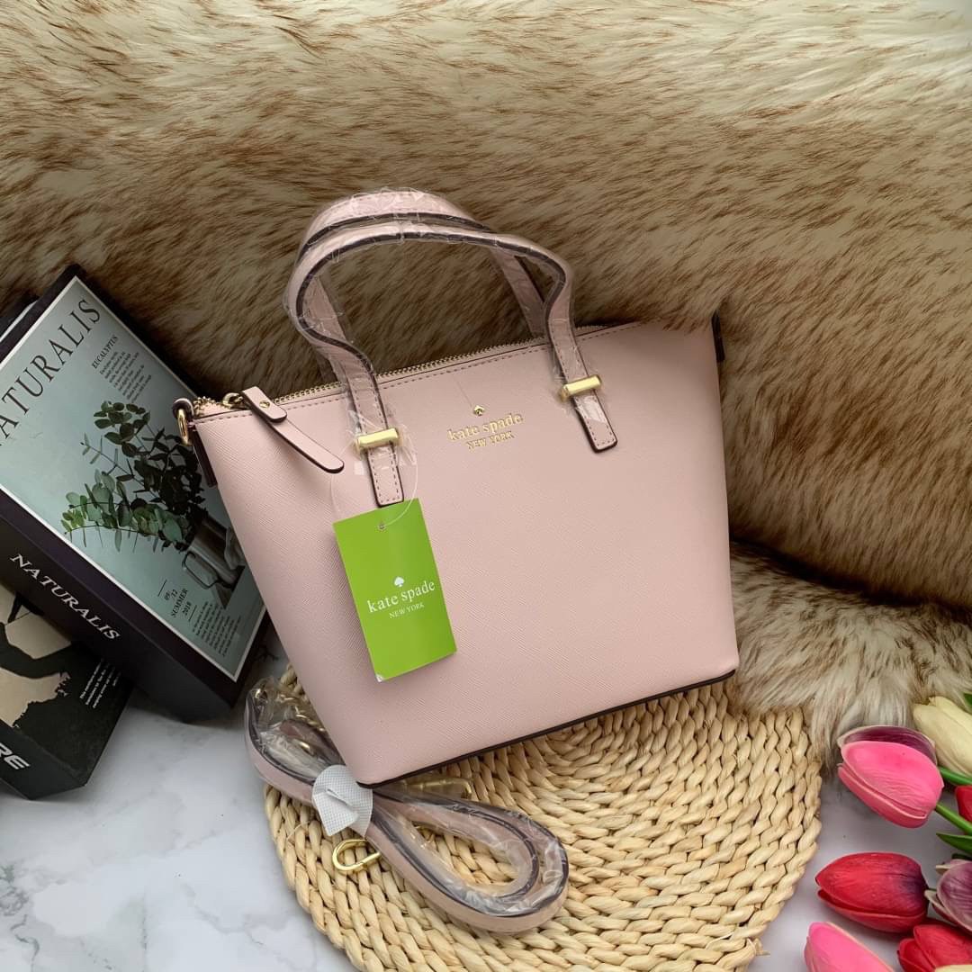ของแท้ 💯% Kate Spade New York Cross Body Bag กระเป๋าถือหรือสะพาย หนัง Saffiano ภายในมีช่องซิปและช่องเล็ก มีหมุดรองฐานกันรอย 4 มุม อะไหล่ทองทั้งใบ ขนาดกำลังดี ใส่กระเป๋าสตางค์ยาวได้ค่ะ
