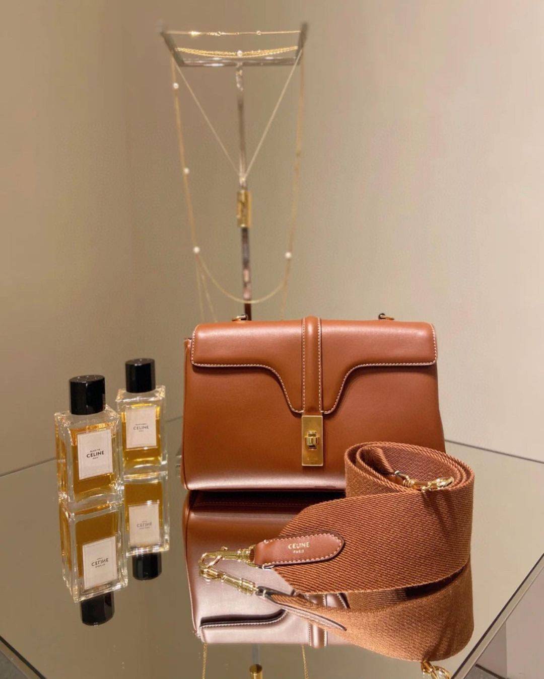 พร้อมส่งความสวย✴️นาทีนี้ต้อง CELINE TRIOMPHE CROSSBODY BAG SMOOTH CALFSKIN VIP GIFT WITH PURCHASE-GWP พรีเมี่ยมกิ๊ฟ Limited Edition จาก CELINE PERFUME DUTY FREE COUNTER วัสดุ หนังแท้ CALFSKIN ดีไซน์สวยหรูสุดคลาสสิคหนังเรียบสวยอยู่ทรงเปิดปิดด้วยฝาปิ