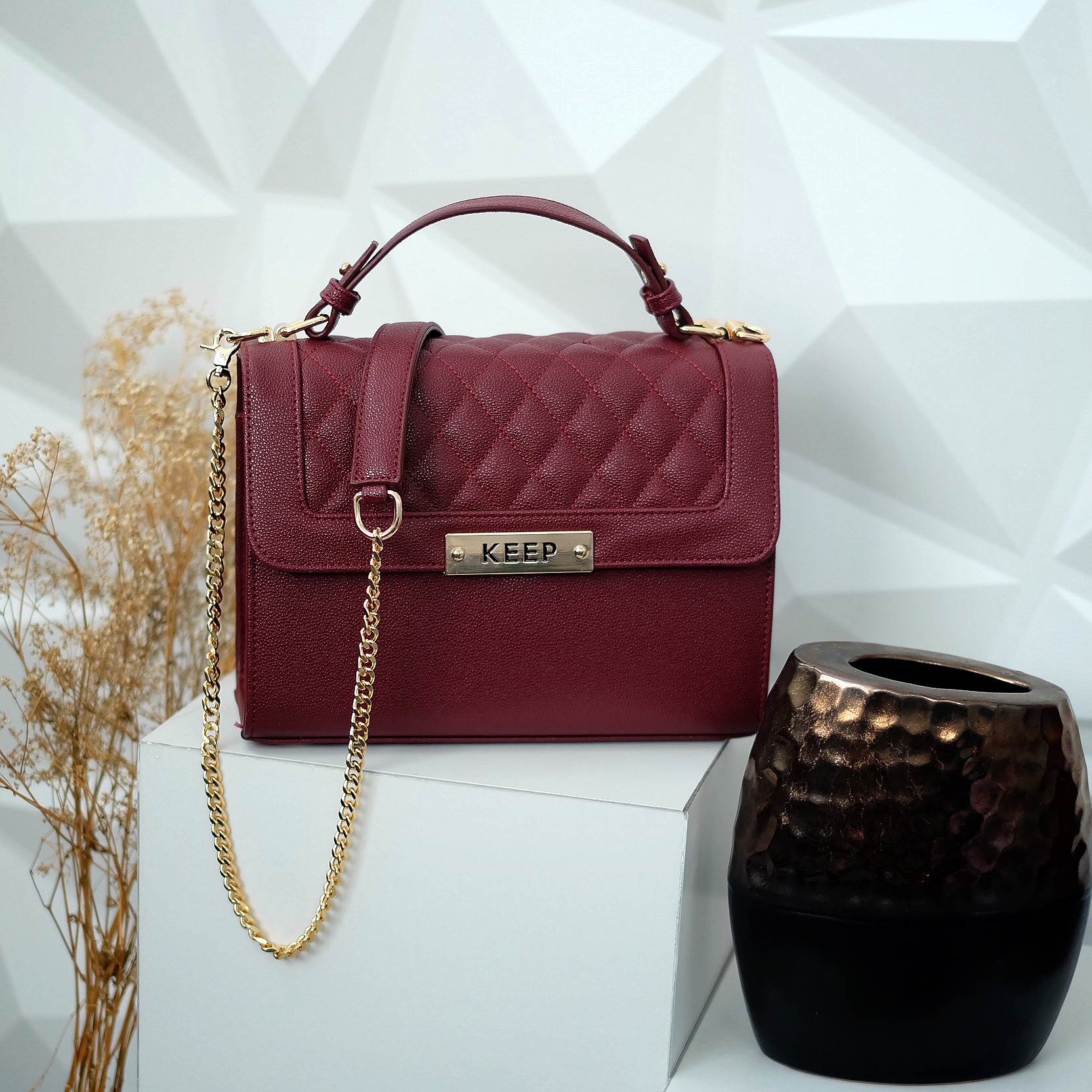 ใหม่ล่าสุด เลยค่า 👍 กระเป๋าทรงสวย จากแบรนด์ KEEP สามารถถือ สะพายได้ค่า จุดเด่นที่ >ตัวกระเป๋าทำจากหนังลาย คาเวียร์ >น้ำหนักเบามาก จุของคุ้มคะ >หูจับถอดได้คะ สายกระเป๋า สะพายพาดไหล่ได้คะ 😆 >ขนาดกระเป๋ากำลังดีคะ 10นิ้ว ใส่ กปต ยา