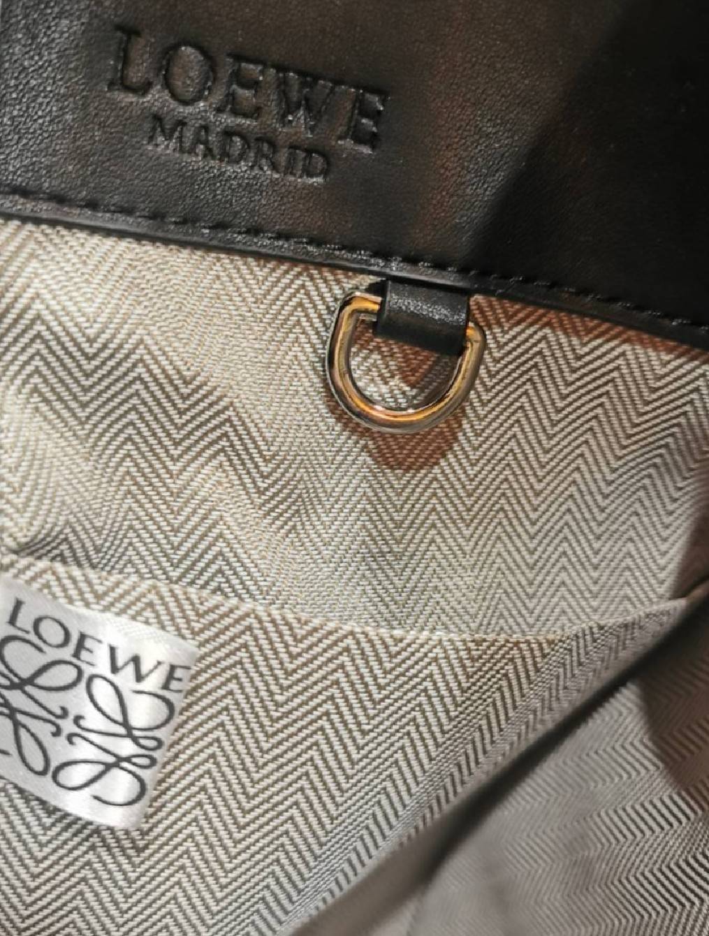 LOEWE ANAGRAM SHOULDER BAG รุ่นหายากสุดเลอค่าวัสดุ Anagram Canvas ตัดหนังแท้ Calfskin สุดคลาสสิค ขนาดกำลังดี น้ำหนักเบา ภายในโล่งกว้างและจุ ใส่กล้อง มือถือ ของใช้ได้เยอะ มาพร้อมหูสั้นหนังแท้หิ้วถนัดมือและสายหนังยาวสะพายไหล่หรือ Crossbody ก็ดูดี ตัวจริงสวย