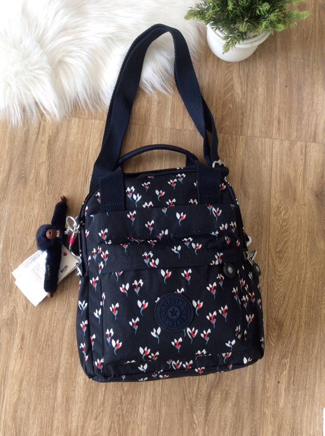 Kipling Mini Backpack 2017 k12688 small flower printed มีพวงกุญแจ Promptpay , พวงกุญแจลิง ,พวงกุญแจอะไหล่ สัญญาลักษณ์ แบรนด์ --------- กระเป๋าขนาดมินิ สามารถใช้งานได้ 3 แบบ : เป็นสะพายหลังได้ / สะพายข้างได้ / มีหูหิ้วถือได้ มีหลายลายให้เลือก ลายสวยน่ารัก 