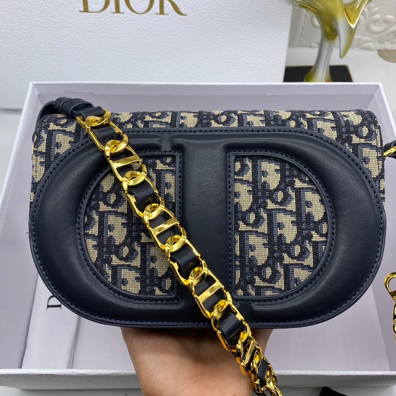 DIOR CD Signature Bag with Strap / CD OVAL CAMERA BAG / Dior Camera Bag ดีไซส์ใหม่ล่าสุด บ่งบอกถึงความหรู แต่ใช้งานได้โอกาส ใช้ได้ทั้งชายหญิง กระเป๋าสะพายทรงกล้อง ขนาดกะทัดรัด ไซส์สะพายคล่องตัว สีผู้ดีมากๆ