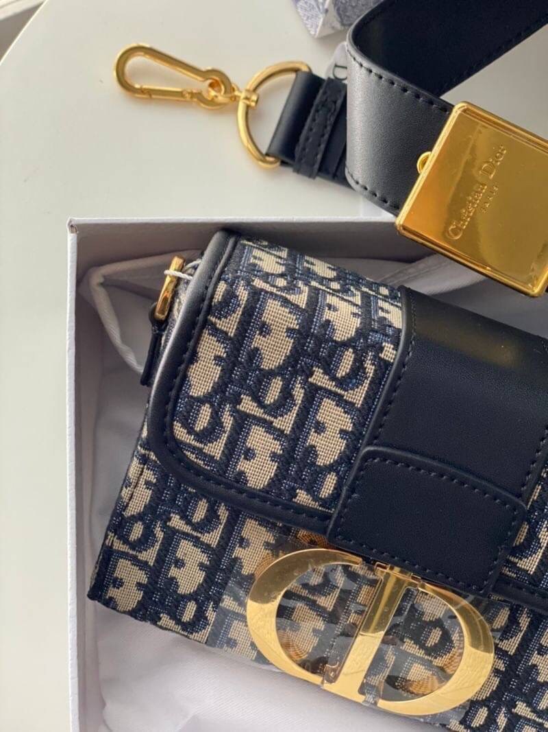 17cm CHRISTIAN DIOR 30 MONTAIGNE BAG ไอเท็มหายาก!! Best seller!! ยกให้น้องเลย!! กระเป๋าทรงกะทัดรัด มี 2 ขนาด ดีไซน์เรียบหรูในความเป็นเอกลักษณ์ ใช้งานง่าย สะดวก ใช้งานได้ทุกโอกาส แนะนำเป็น everyday bag ติดตัวไว้เลยจ้าสาวๆ