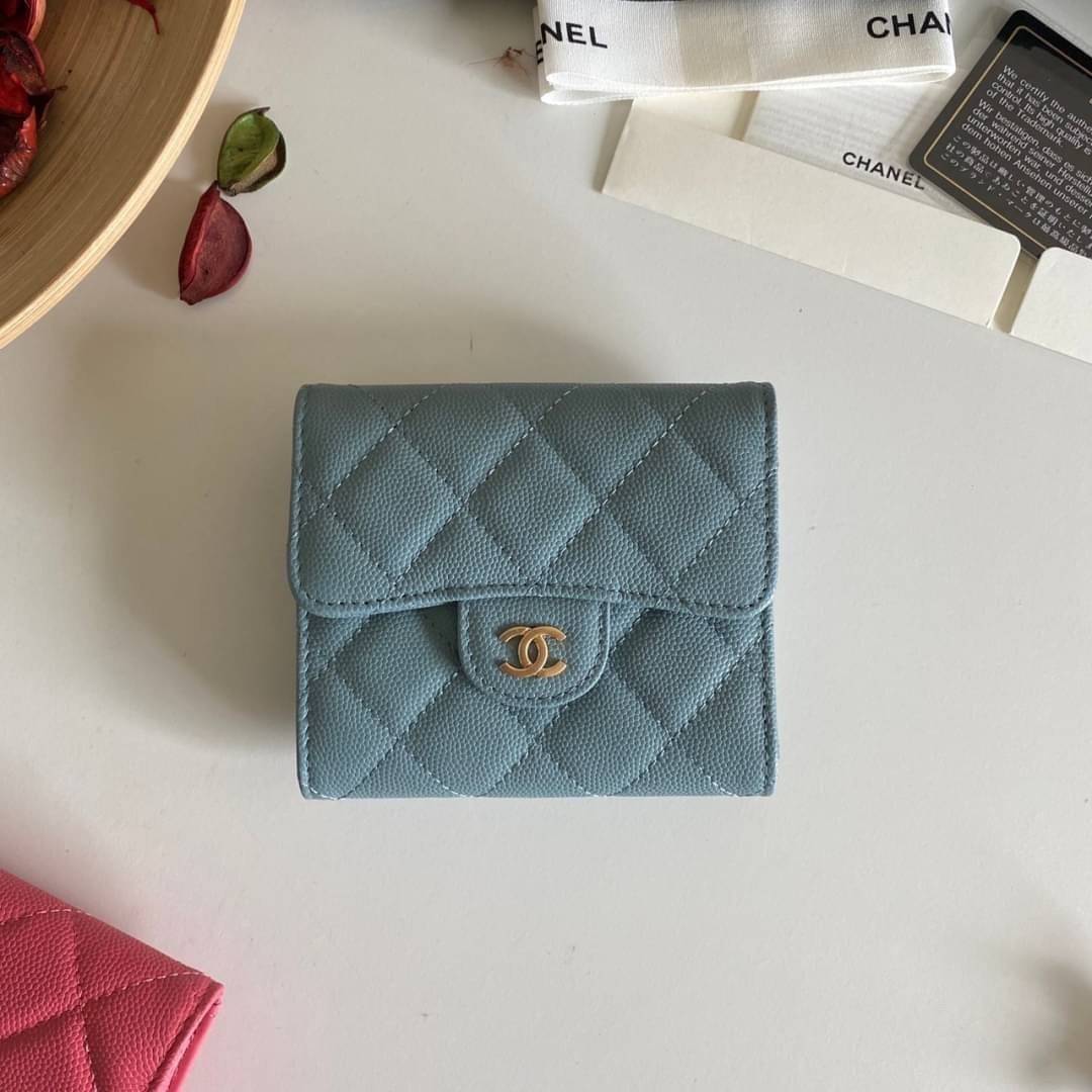 หนังแท้ Chanel Classic small wallet caviar 3 พับ พร้อมส่งที่ไทย รุ่นยอดนิยมไอเท็มฮิตวัสดุหนังแท้คาเวียร์สวยคลาสสิคเปิดปิดด้วยฝาปิดกระดุมด้านหน้ามีโลโก้แบรนด์อะไหล่ทองสวยหรูดูดี ตัวจริงสวยน่าใช้ Chanel mini นาทีนี้กำลัง in สุดๆ ภาพสินค้าถ่ายจากงานขายจริง ใ