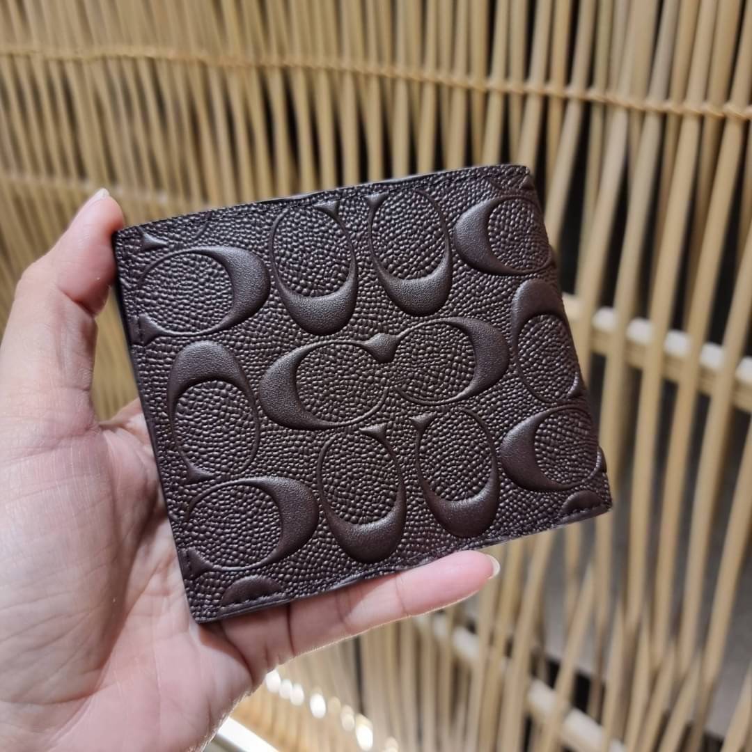 COACH 75371 COMPACT ID WALLET IN SIGNATURE CROSSGRAIN LEATHER กระเป๋าสตางค์ผู้ชาย ลาย c นูนเต็มใบ หนัง crossgrain อีกรุ่นที่ยอดขายไม่เคยตก 🤑🤑 ใบจริงดูผู้ดี ดูแพง!! ภายในมีช่องใส่บัตรได้เยอะ ใส่ธนบัตรได้ทุกใบ ซื้อให้คุณหนุ่มๆรับรองประทับใจไ