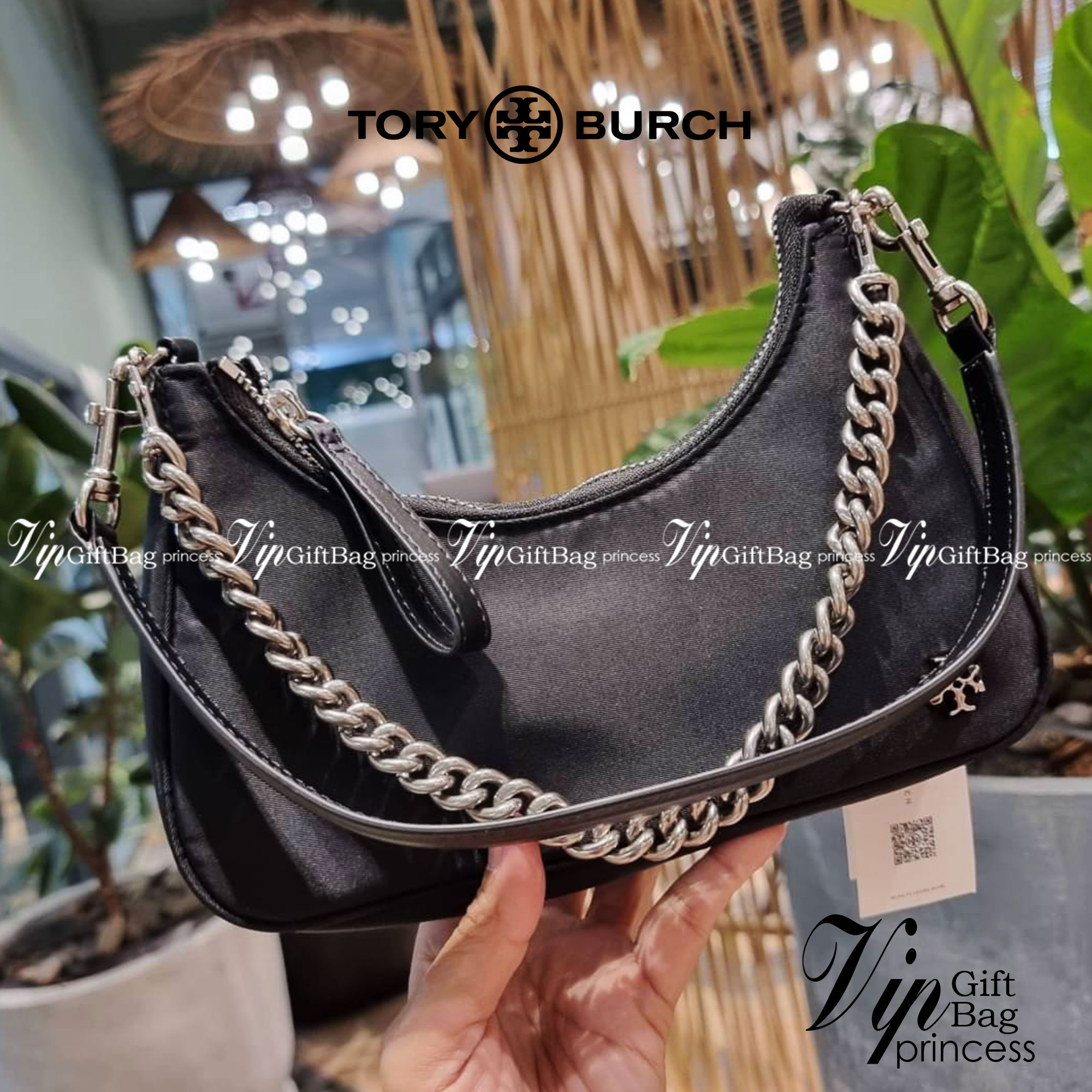 TORY BURCH MERCER NYLON SMALL SHOULDER BAG ใหม่ก่อนใคร!! กับคอลหวานๆ สดใสๆ กระเป๋าสะพายทรงโฮโบ ขนาดกะทัดรัด ฟังก์ชั่นการใช้งานจัดแบบเต็มที่ ด้วยสายสะพายถึง 3 เส้น สายโซ่คล้องแขน สายหนังแบบสั้นคล้องไหล่ และสายสปอร์ตเส้นใหญ่ ดูดี!! คุ่มแค่ไหนคิดดู!! วัสดุผ้