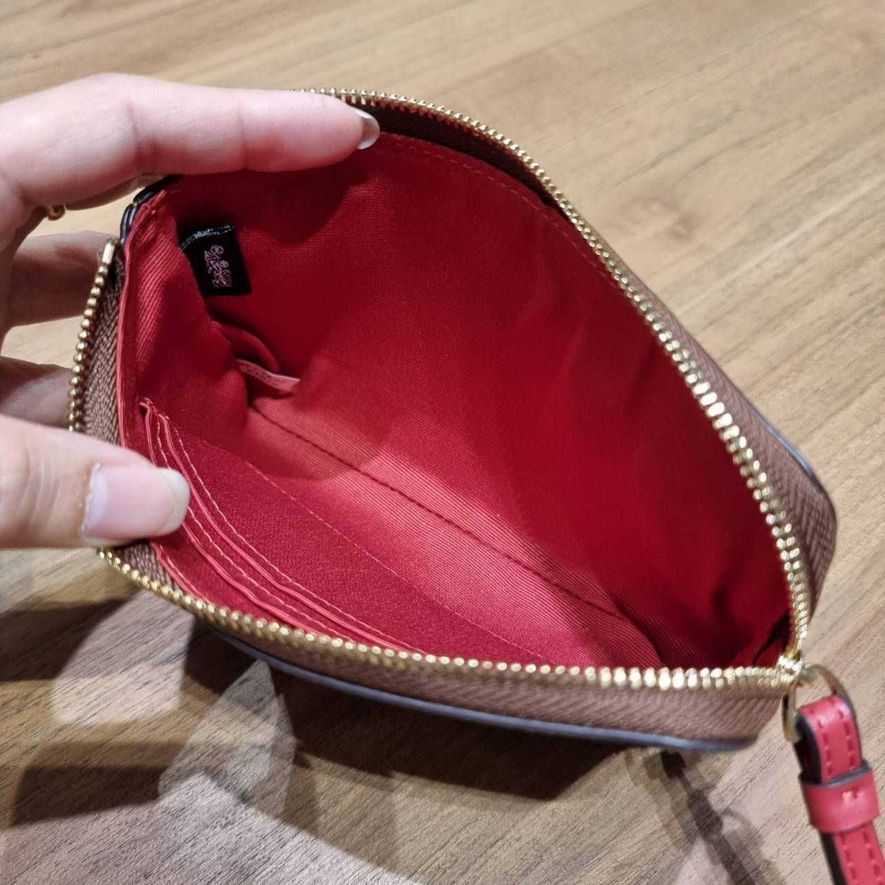 COACH 2972 CORNER ZIP WRISTLET IN SIGNATURE CANVAS WITH BUTTERFLY PRINT มาแล้วจ้า ไอเท็มสุดปัง!! ฮิตไม่เลิก!! พร้อมลวดลายสุดคิ้วท์ น่ารักน่าใช้ขึ้นไปอีก กระเป๋าคล้องมือ ขนาดเหมาะพกพา วัสดุหนังแคนวาส ภายในเป็นช่องโล่ง ใส่ธนบัตร หรือใส่บัตร ใส่เหรียญ ได้หมด