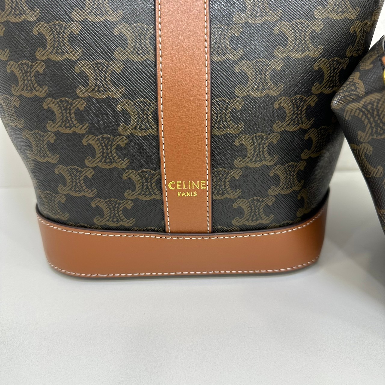 CELINE Small Bucket Bag in Triomphe Canvas 7" กระเป๋าสะพายทรงบัคเก็ต พิเศษพร้อมใบลูกสะดวกใช้งาน โท้ทรุ่นแรกของแบรนด์ที่ได้รับความนิยมมากที่สุด