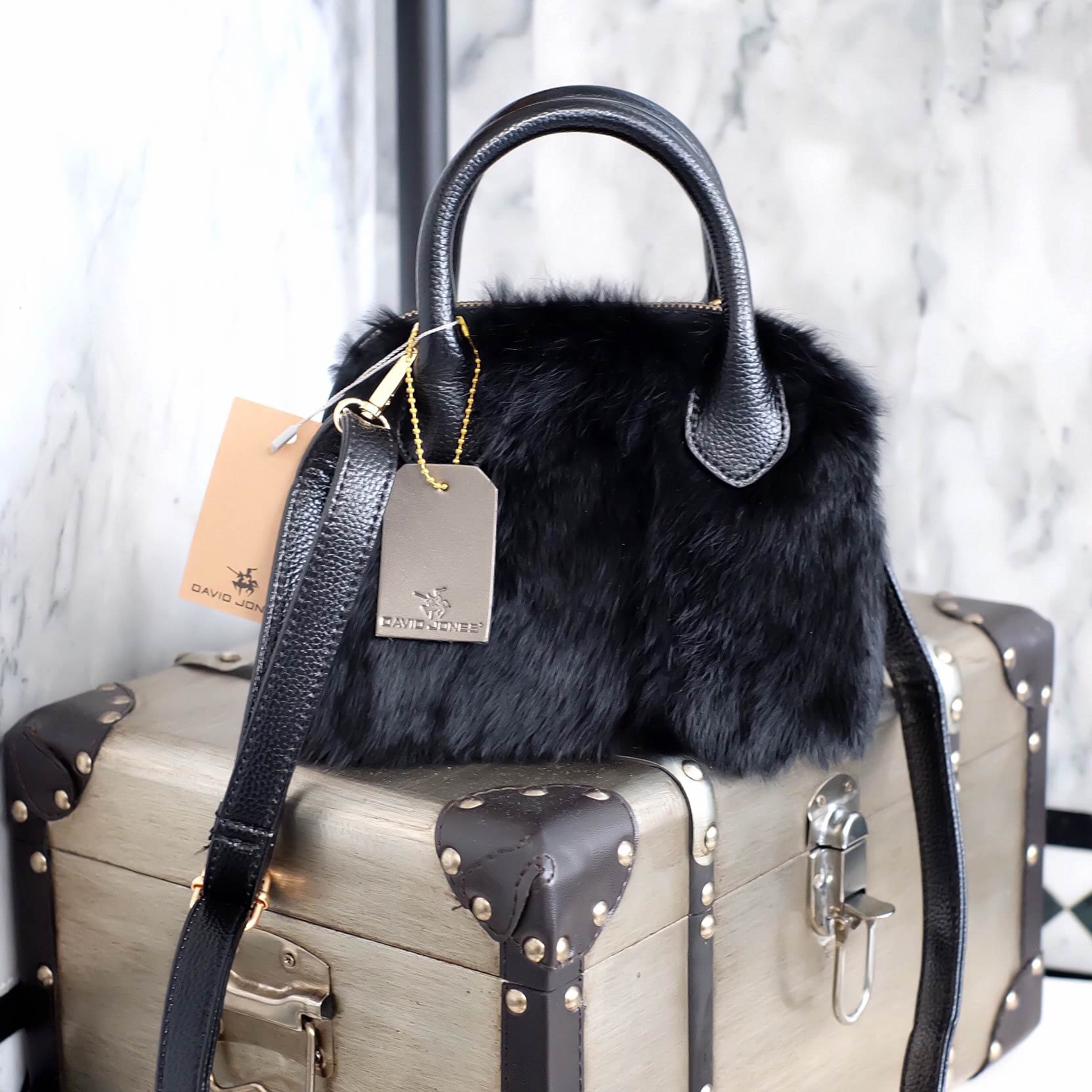 รุ่นมาใหม่ จากแบรนด์ David jones 👑กระเป๋าขน Fur นิ่ม สวย หรู เวอร์วัง อีกแล้วค่า กระเป๋า ถือ//สะพายข้าง หนังสวยๆ ขน FUR ฟรุ้งฟริ้ง น่ารักมาก ตัวกระเป๋าเป็นหนังหนัง ด้านหน้าติดด้วยขน fure อย่างดี เนื้อนิ่มหนา อยู่ทรง มีซิปปิดปากกระเป๋าอย่างดีใบนี้บ