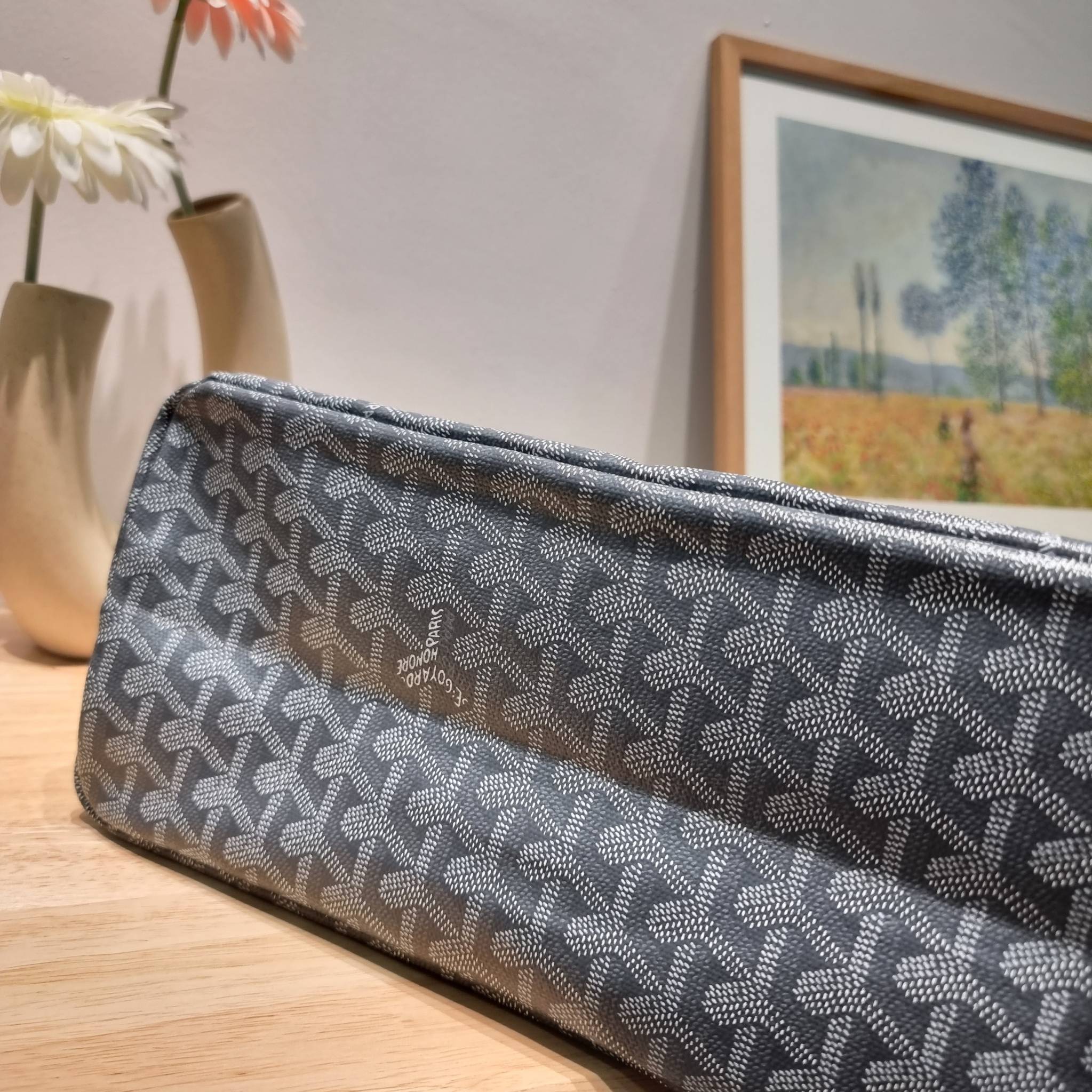 GOYARD BOHEME HOBO BAG / GOYARD HOBO กระเป๋าสะพายทรงโฮโบ ใบใหญ่จุใจ!! มาครบสีขายดี เลิศทุกสี รูปทรงคลาสสิค ดีไซน์เป็นเอกลักษณ์ วัสดุหนังแคนวาสพิมพ์ลายสวยคม ปากกระเป๋ามีซิปเปิด-ปิดกันของหล่นได้ ภายในโล่งกว้างมาก มาพร้อมสายคล้องในตัว ทนทาน สะพายสวยๆได้ทุกวั