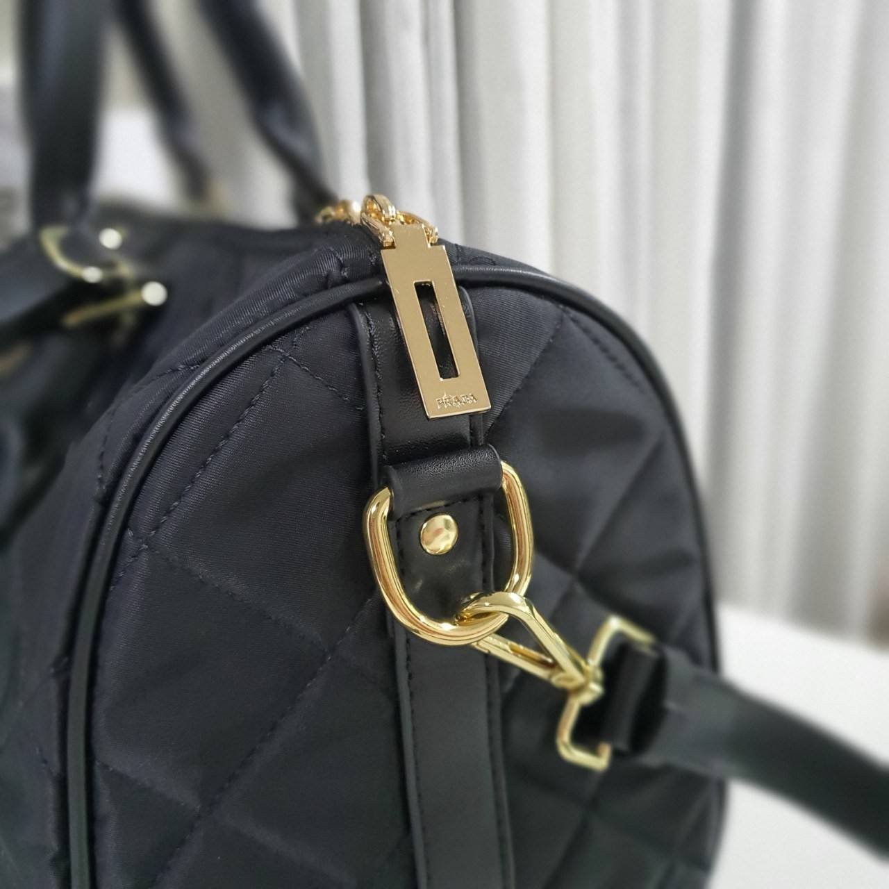 PRADA TRAVEL BAG **ทรงหมอนในตำนาน จะใช้อีกกี่ปีทรงนี้ก็ยังฮิตตลอดคะ กับงานพรีเมียมกิ้ฟท์ แบรนด์ PRADA ทรงหมอนลายตาราง อยู่ทรงสวยๆ จุของได้เยอะคะ Ipad เครื่องสำอางค์ ขวดน้ำ เหมาะสำหรับสาวๆ มากคะ ขนาดกำลังดีไม่ใหญ่เกินไป ถือสวยๆออกงานได้สบายคะ ตัวกระเป๋าอะไ