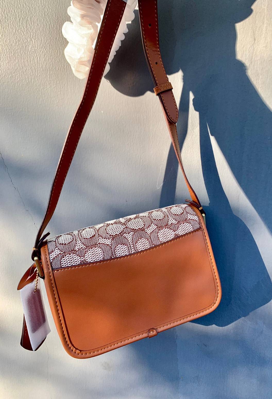 COACH STUDIO SHOULDER BAG 19 IN SIGNATURE JACQUARD ((C7937)) พร้อมส่งที่ไทย ยังไงต้องมีแล้วล่ะสาวๆๆ กระเป๋าสะพายแบบครอสบอดี้ร์ วัสดุJacquard ทอลายแบรนด์+หนังแท้ ได้ลงตัว ลุคคลาสสิค ดูดีมากๆค่ะ ด้านหน้าประดับด้วยโลหะโลโก้แบรนด์ตัวใหญ่ หรู พร้อมที่เปิดปิดแบ