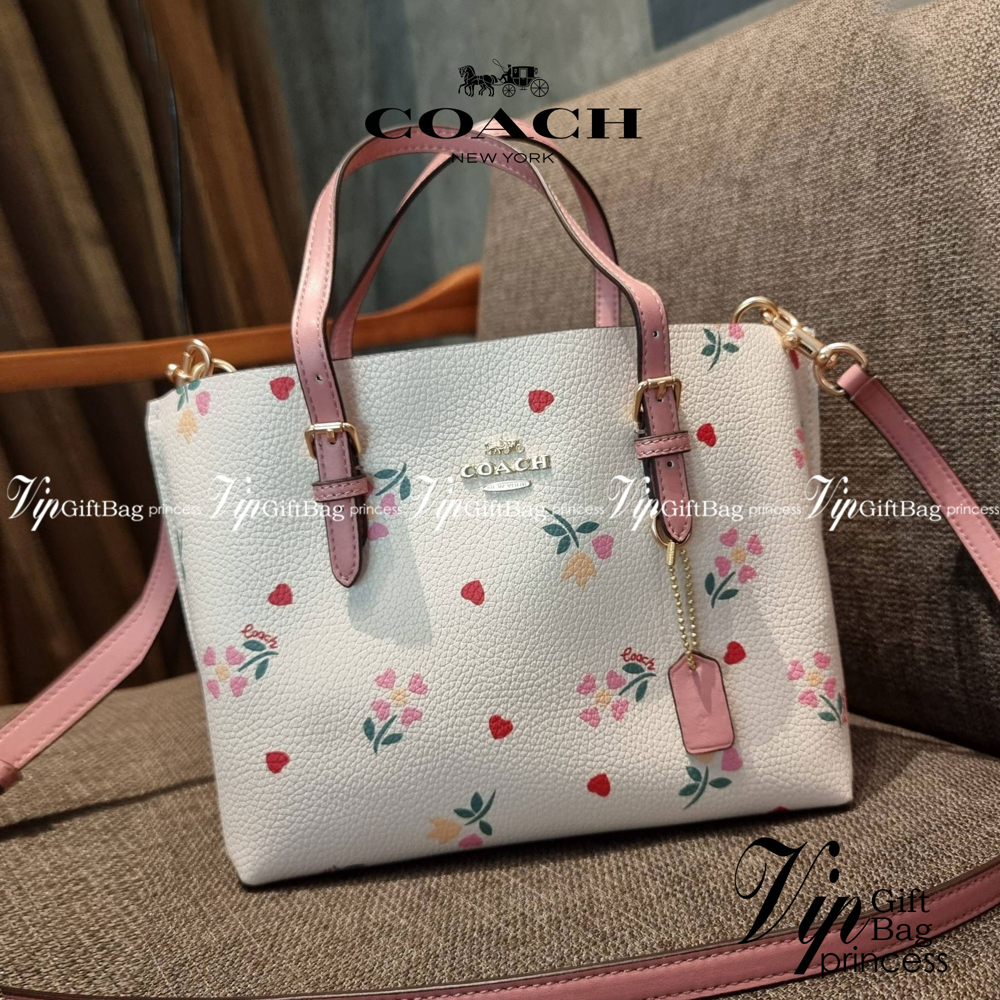 COACH C4084 MOLLIE TOTE 25 WITH HEART FLORAL ดีไซน์ใหม่ล่าสุด กระเป๋าโท้ทไซส์เล็กที่สาวๆต่างก็ต้องปักใจรัก รอบนี้น้องถูกเติมแต่งลวดลายดอกไม้ เพิ่มดีเทลความน่าใช้ไปอีก วัสดุหนัง pepble เรียบหรูดูดีม้าก!! ภายในโล่งกว้าง มีช่องซิปกลางใส่ของได้ ขนาดกำลังดีแบบ