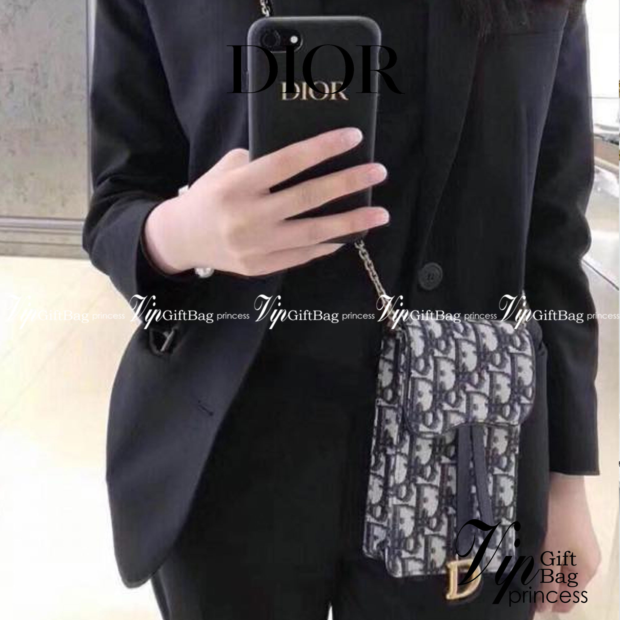 หนังแท้ DIOR PHONE BAG / DIOR PHONE HOLDER BAG กระเป๋าใส่โทรศัพท์เอกลักษณ์ของความหรู สายสะพายโซ่อะไหล่ทอง วัสดุหนังแท้และผ้า Jacquard อย่างดีสวยงามที่สุด ผสมผสานความสง่างามและคลาสสิกที่เข้ากับยุคสมัย ด้านหน้าโดดเด่นด้วยซิกเนเจอร์แบรนด์ เป็นอีกหนึ่งรุ่นที่