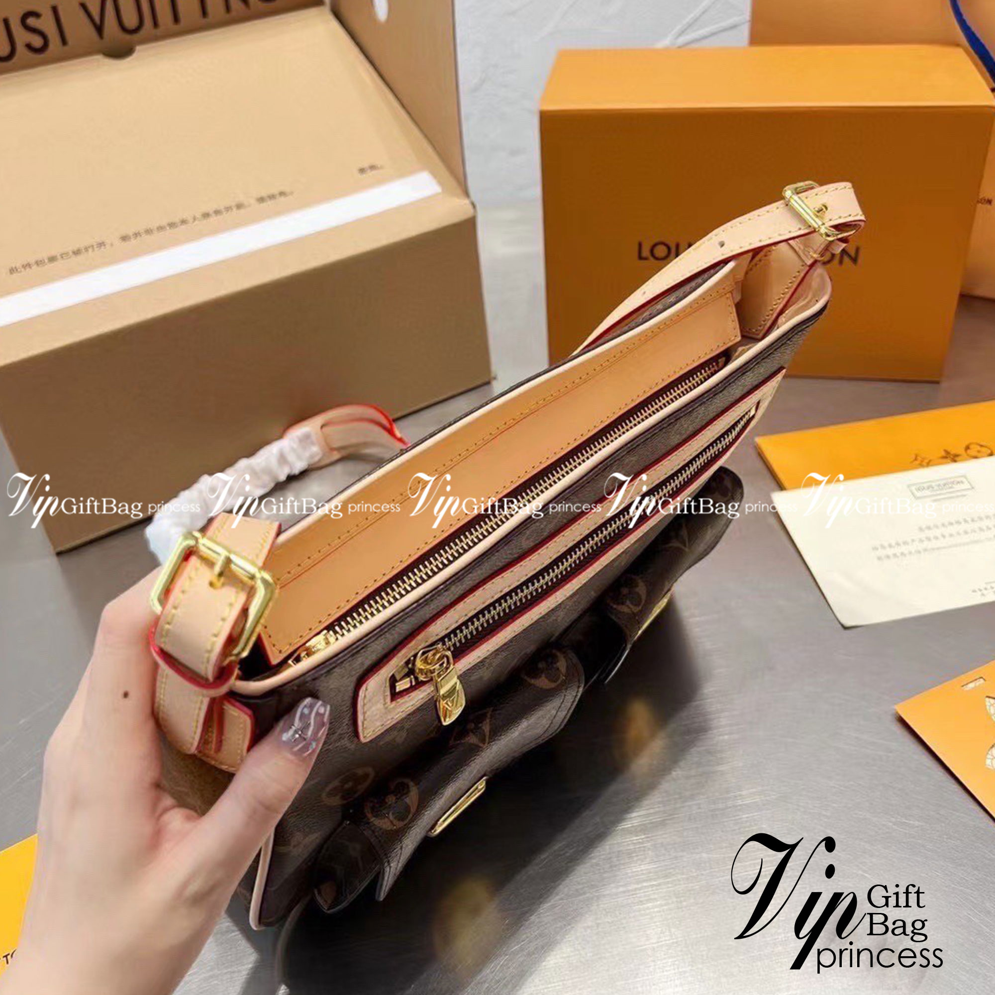 LV Hudson GM Monogram กระเป๋าสะพายสุดเท่ห์ไม่ซ้ำใคร Unisex ขนาดกำลังดี รูปทรงสวย ด้านหน้าโดดเด่นด้วยสกรีนโลโก้แบรนด์ วัสดุแคนวาส ผสมหนังแท้ ด้านในโล่งกว้าง มีช่องแยกย่อยไว้เก็บของสำคัญได้อย่างเป็นสัดส่วน จุของได้เยอะ พร้อมสายสะพาย ปรับระดับได้ตามการใช้งาน